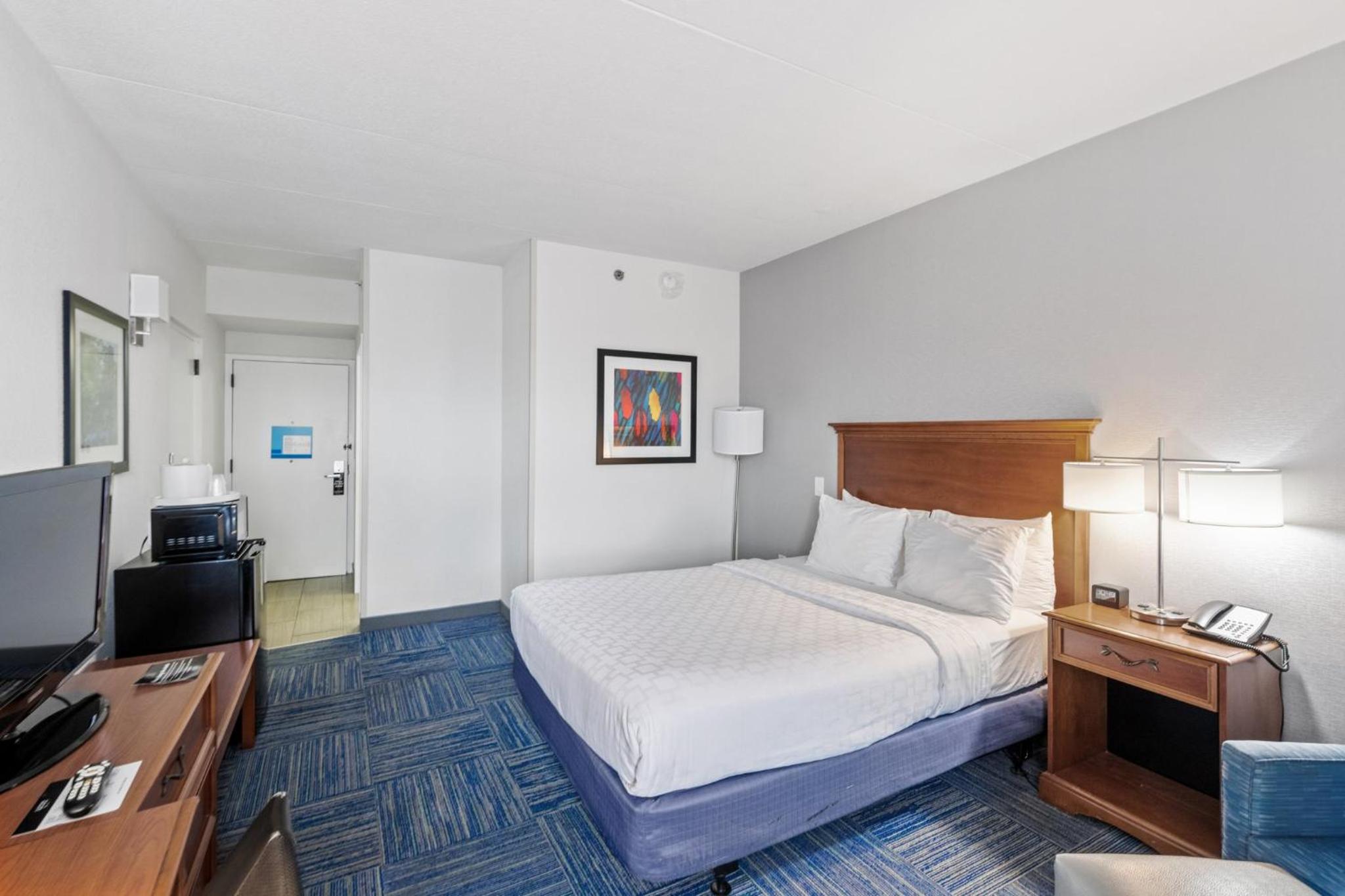 Deluxe Queen Room Disability Access Smoke Free - Photo 2