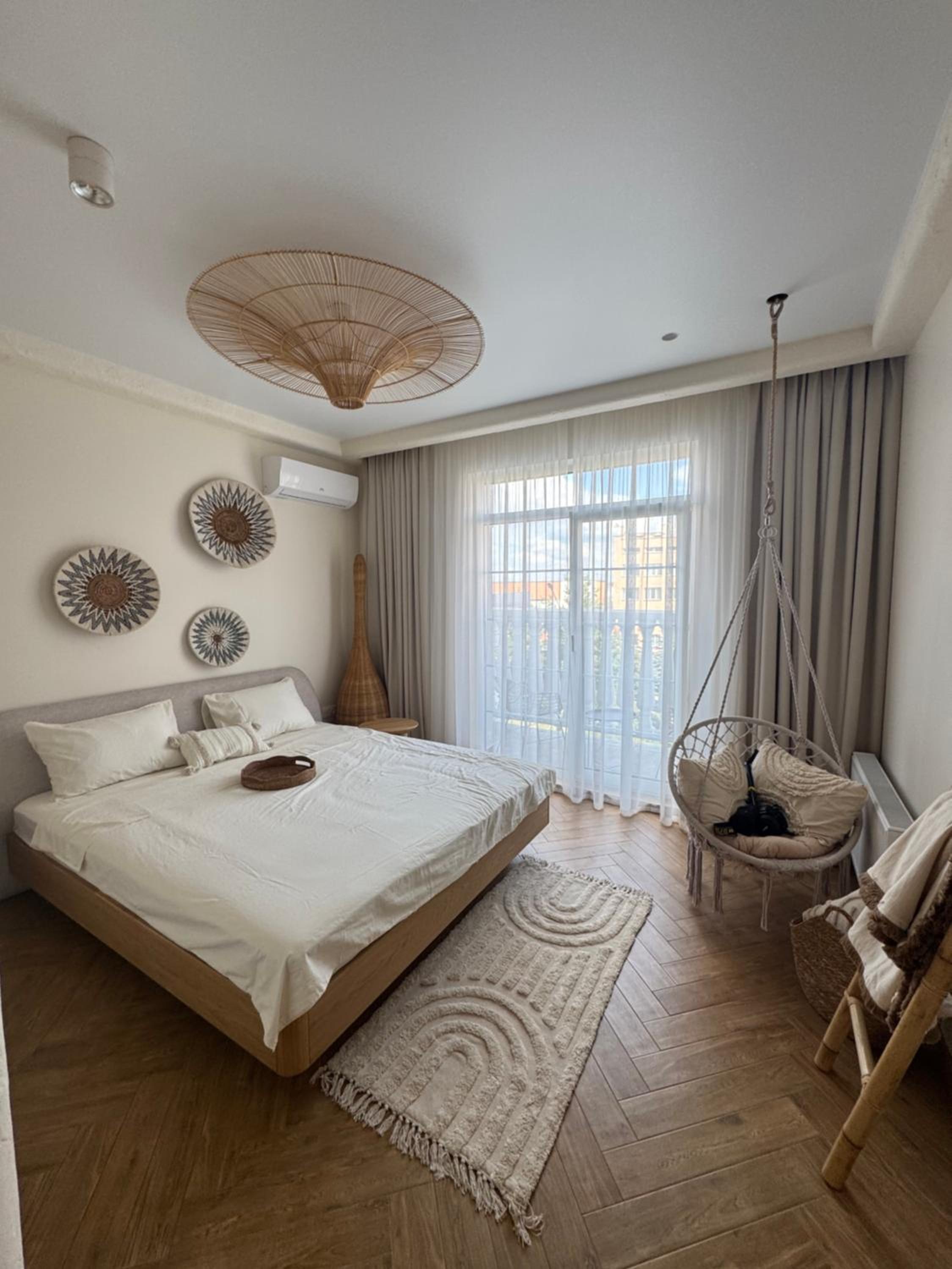 Studio Apartment with Queen Bed photo 3