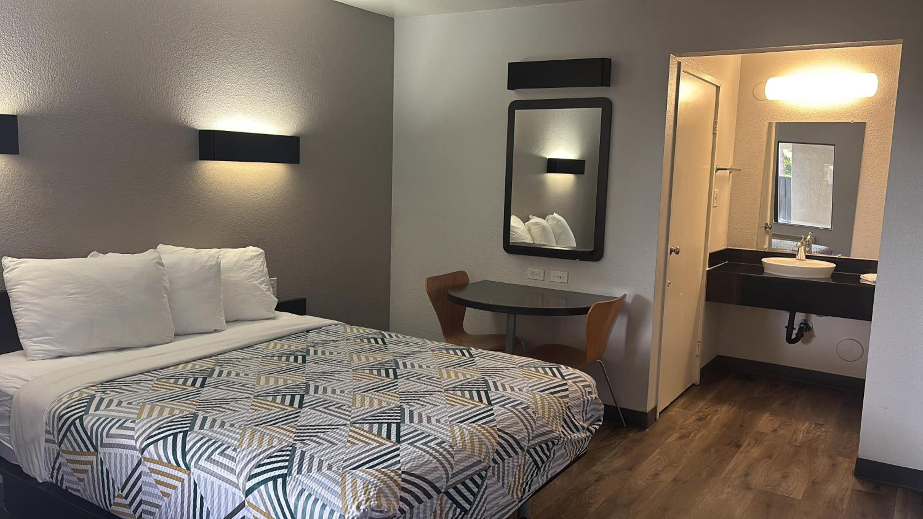 Deluxe Queen Room photo 2