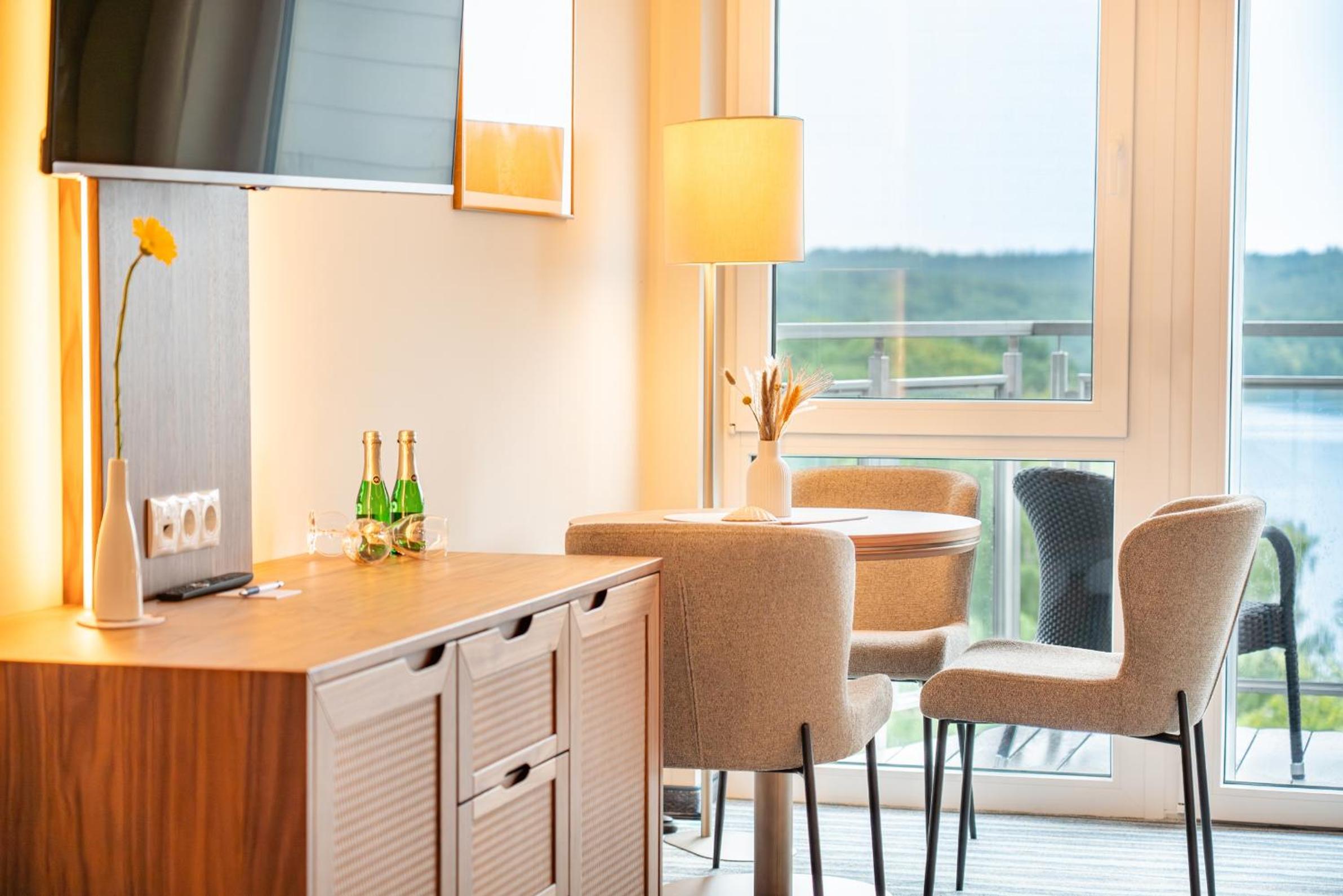Deluxe Double Room with Balcony and Sea View thumbnail 5