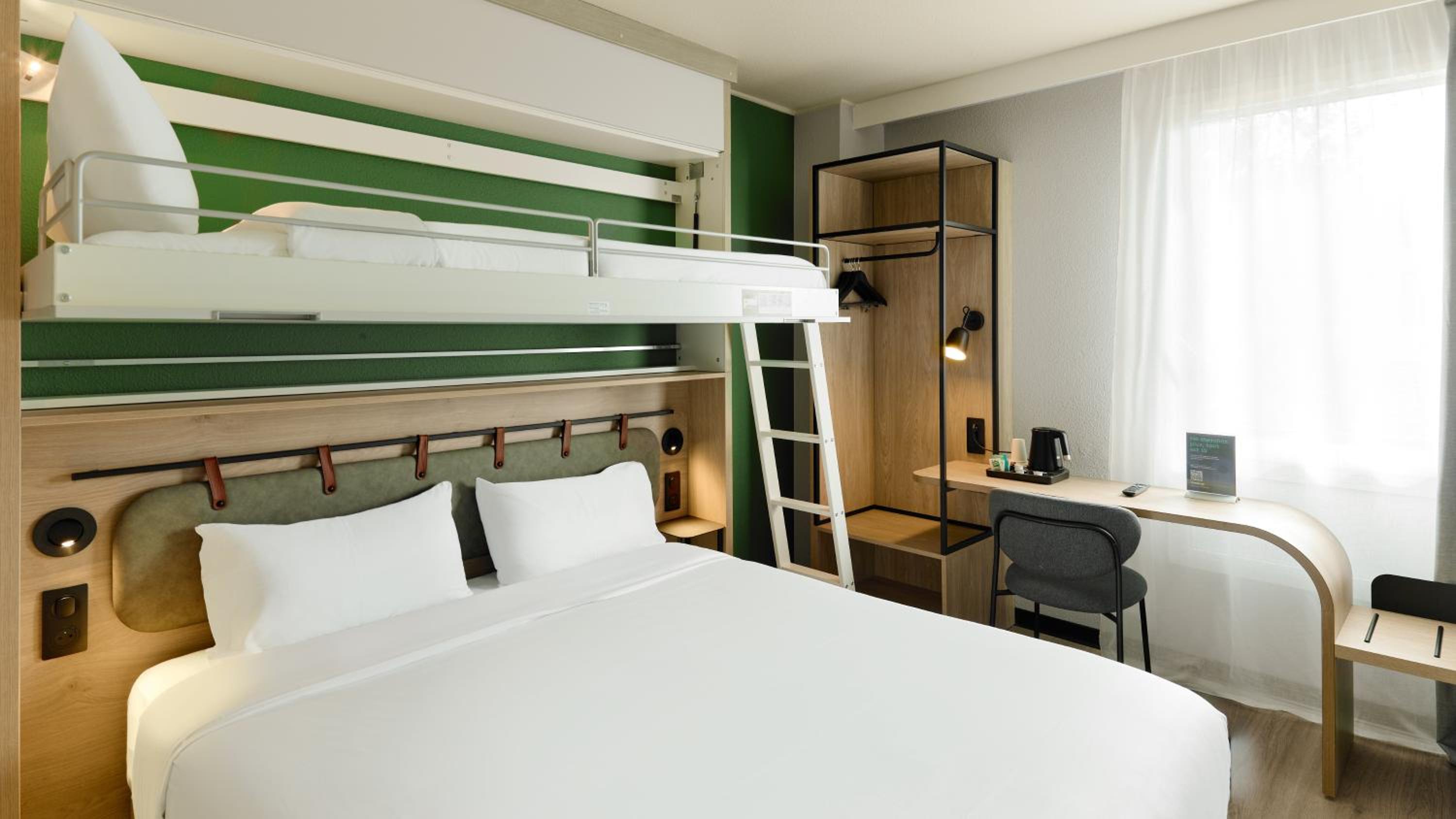 Standard Room - 1 Queen Bed 1 Bunk Bed - Photo 3