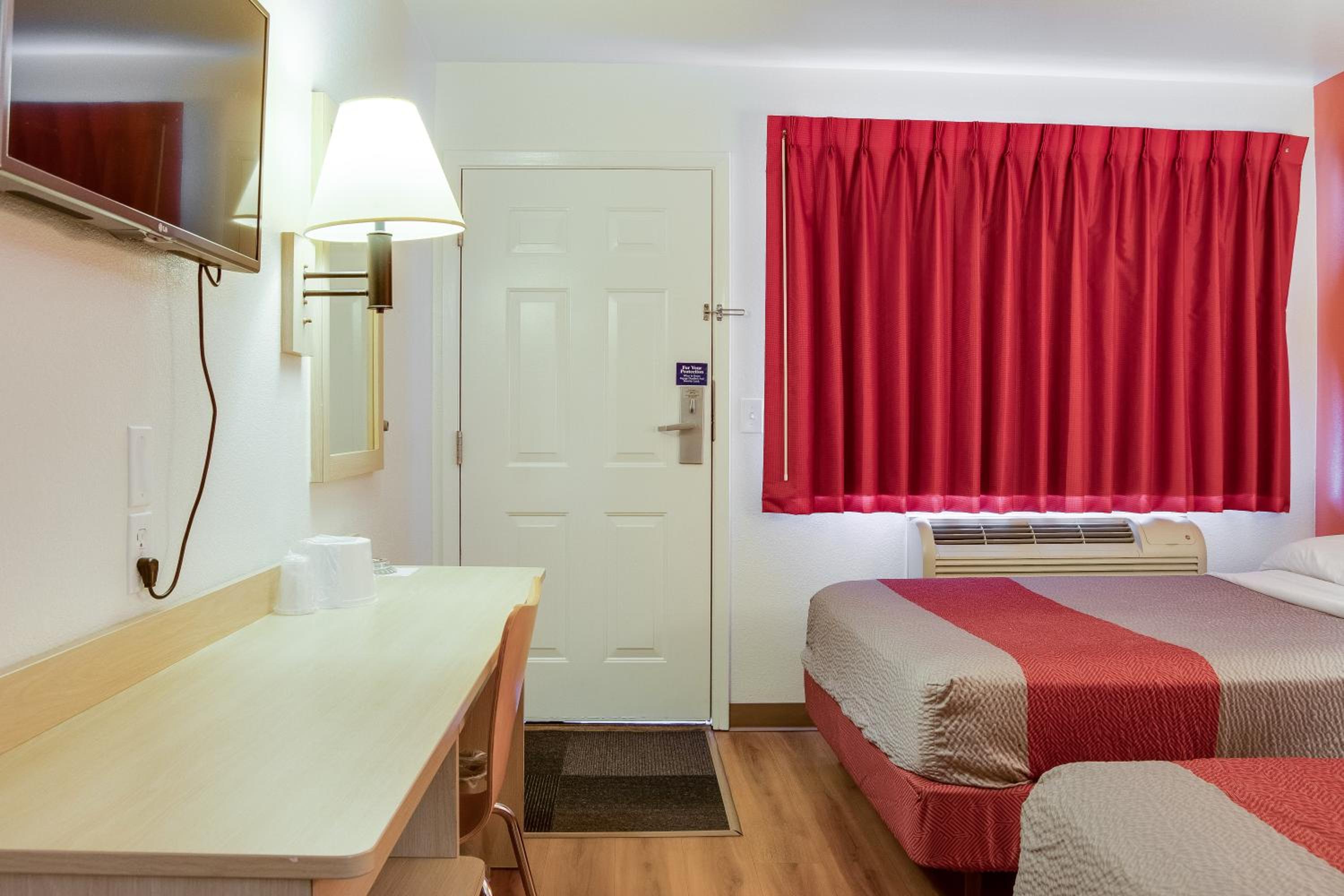 Quadruple Room - Non-Smoking photo 3