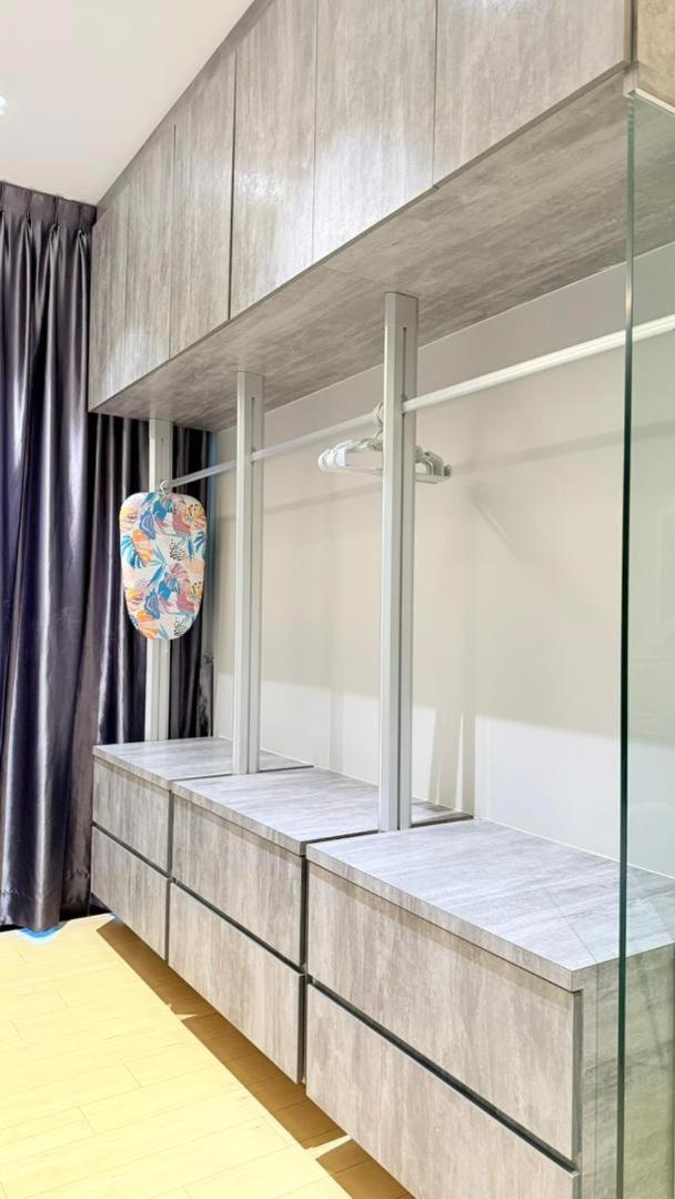 One-Bedroom Apartment with Lake View