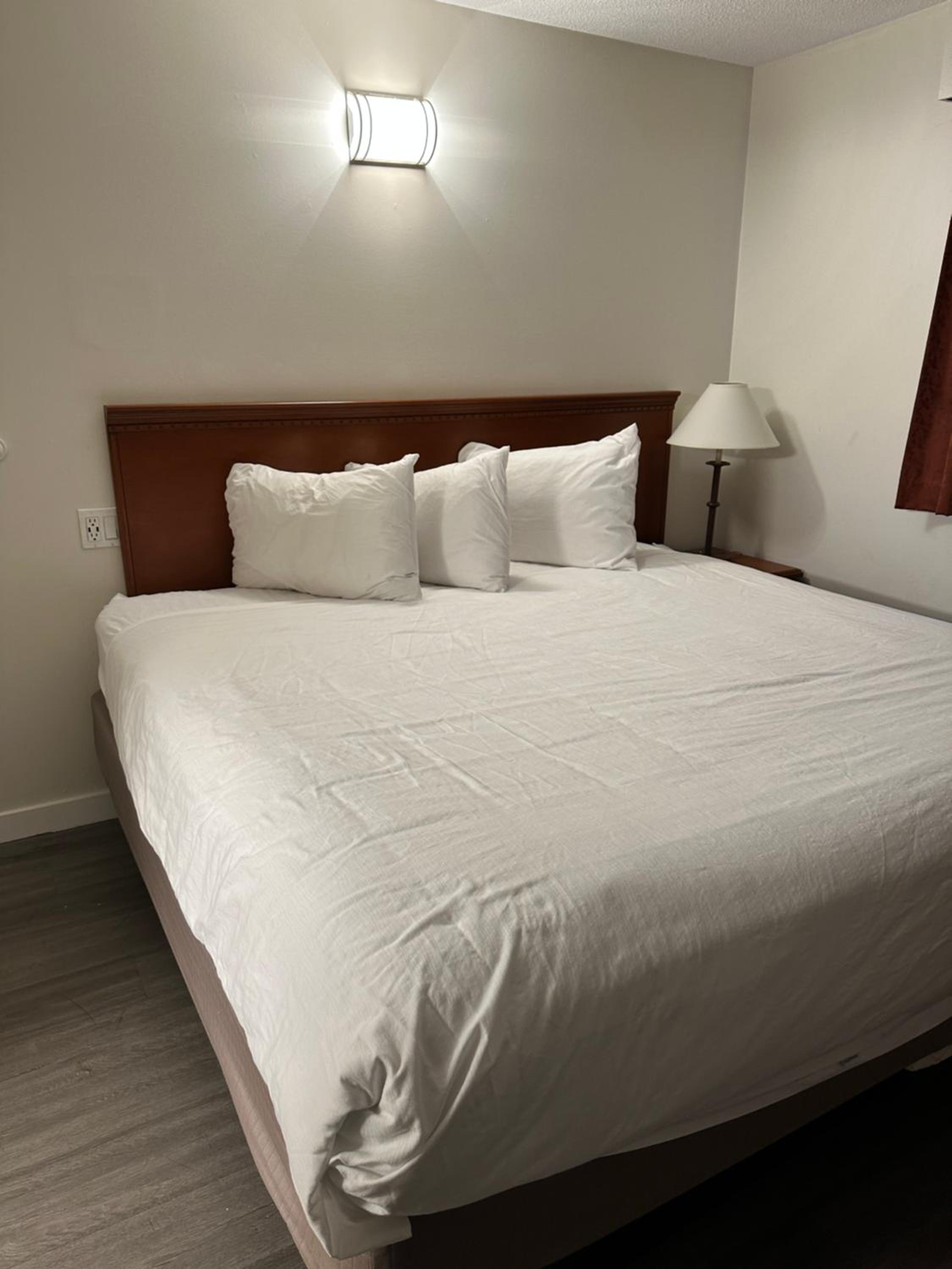 Deluxe King Room - Non-Smoking - Photo 5