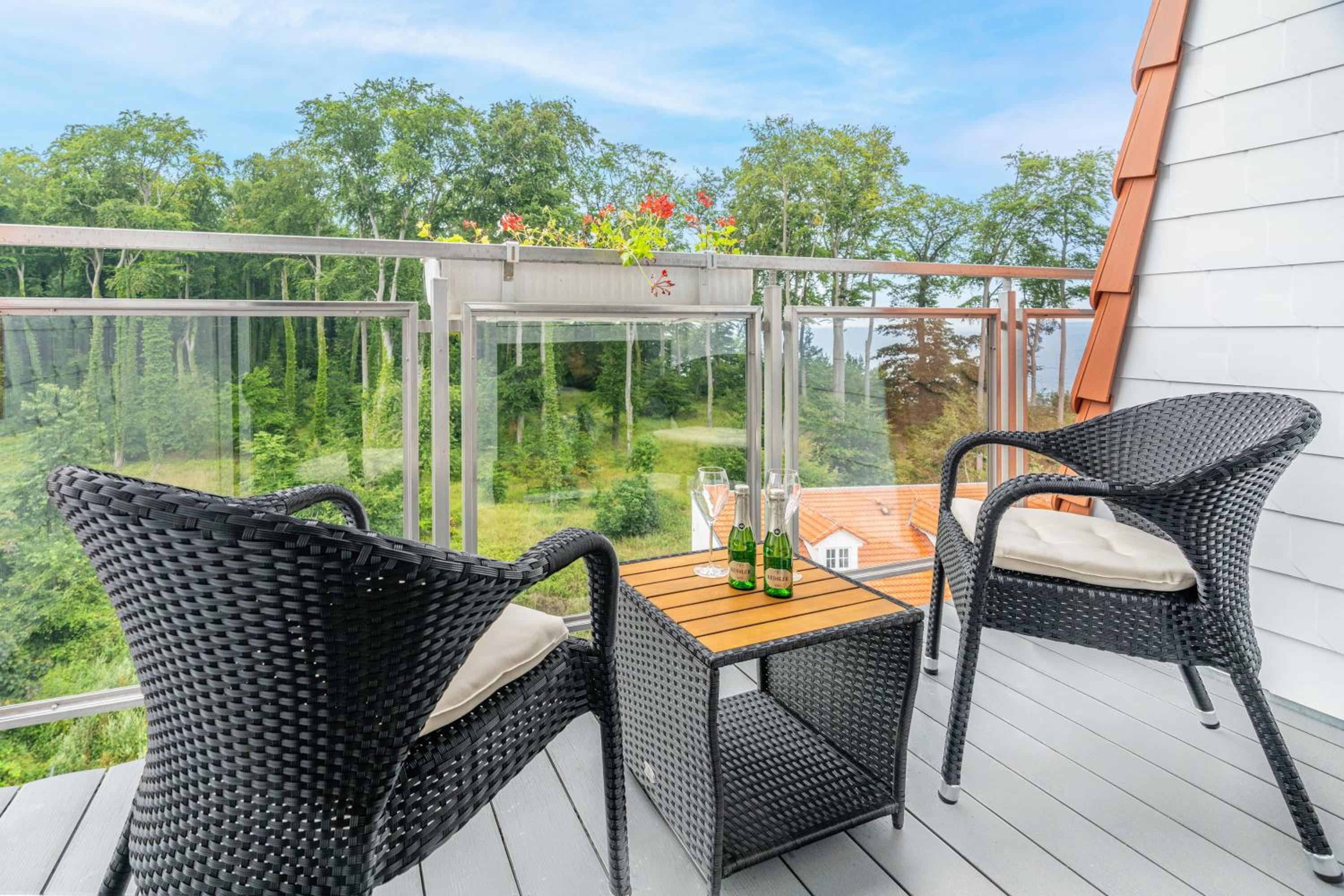 Deluxe Double Room with Balcony and Side Sea View