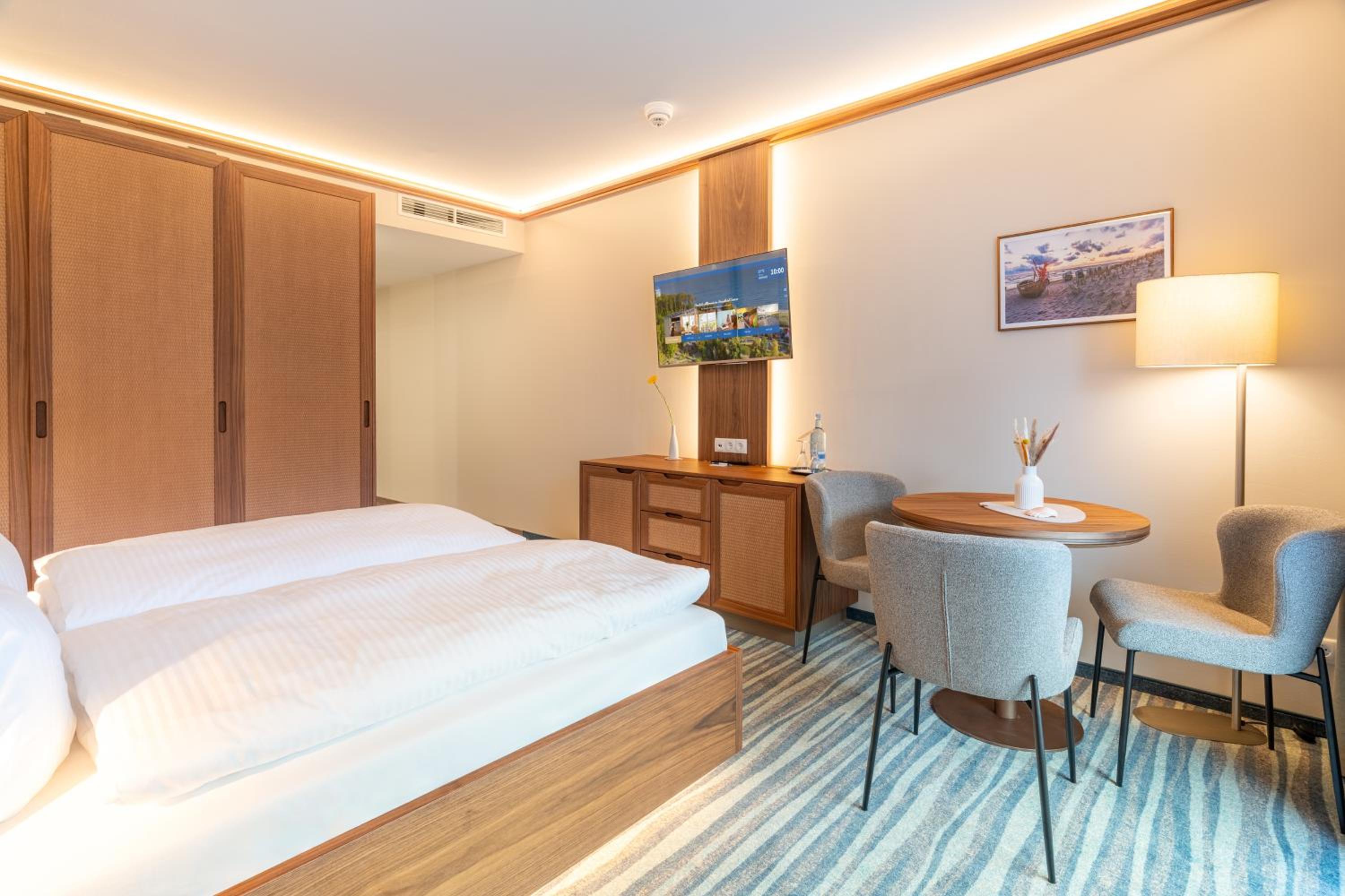 Deluxe Double Room with Balcony and Side Sea View thumbnail 5