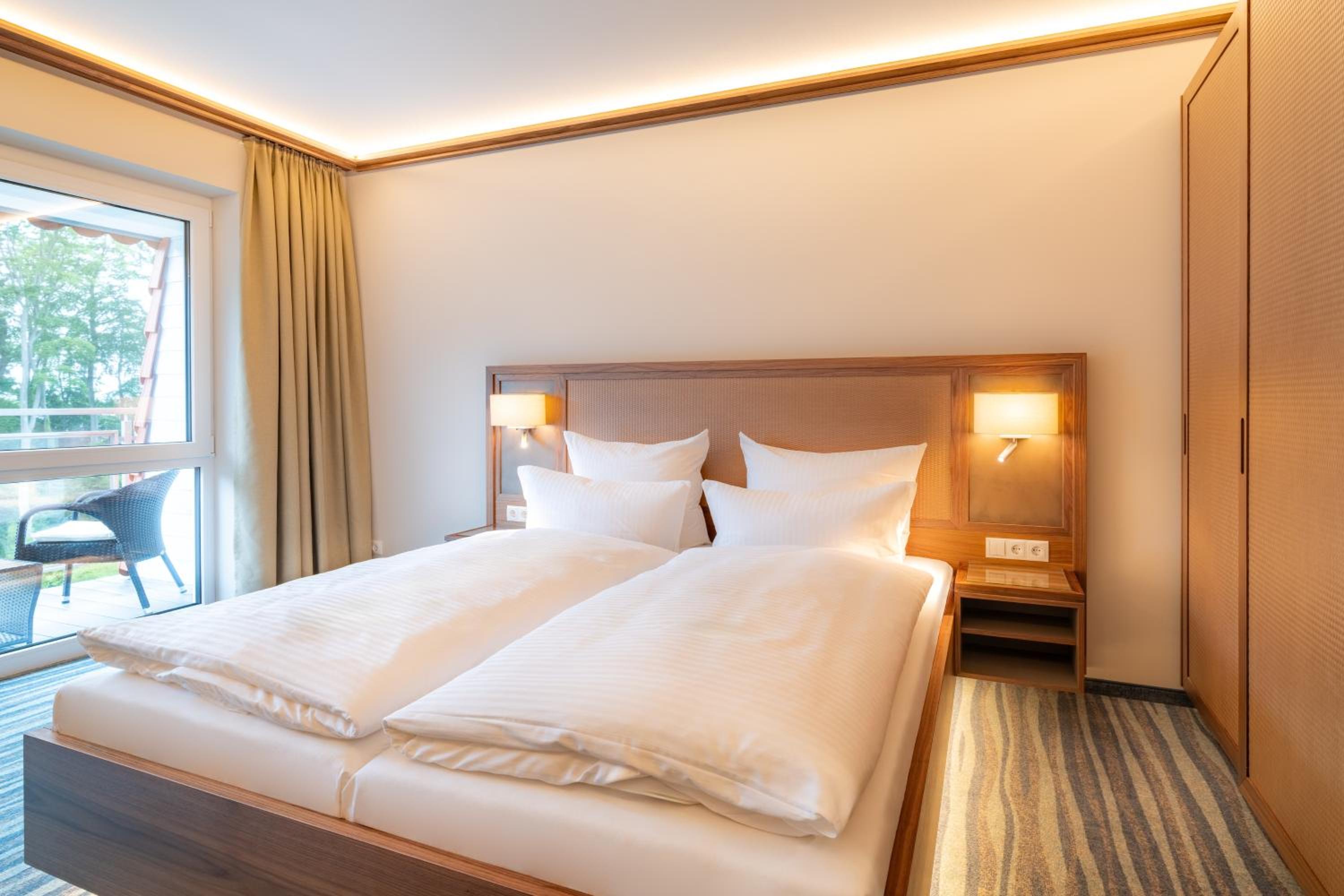 Deluxe Double Room with Balcony and Side Sea View
