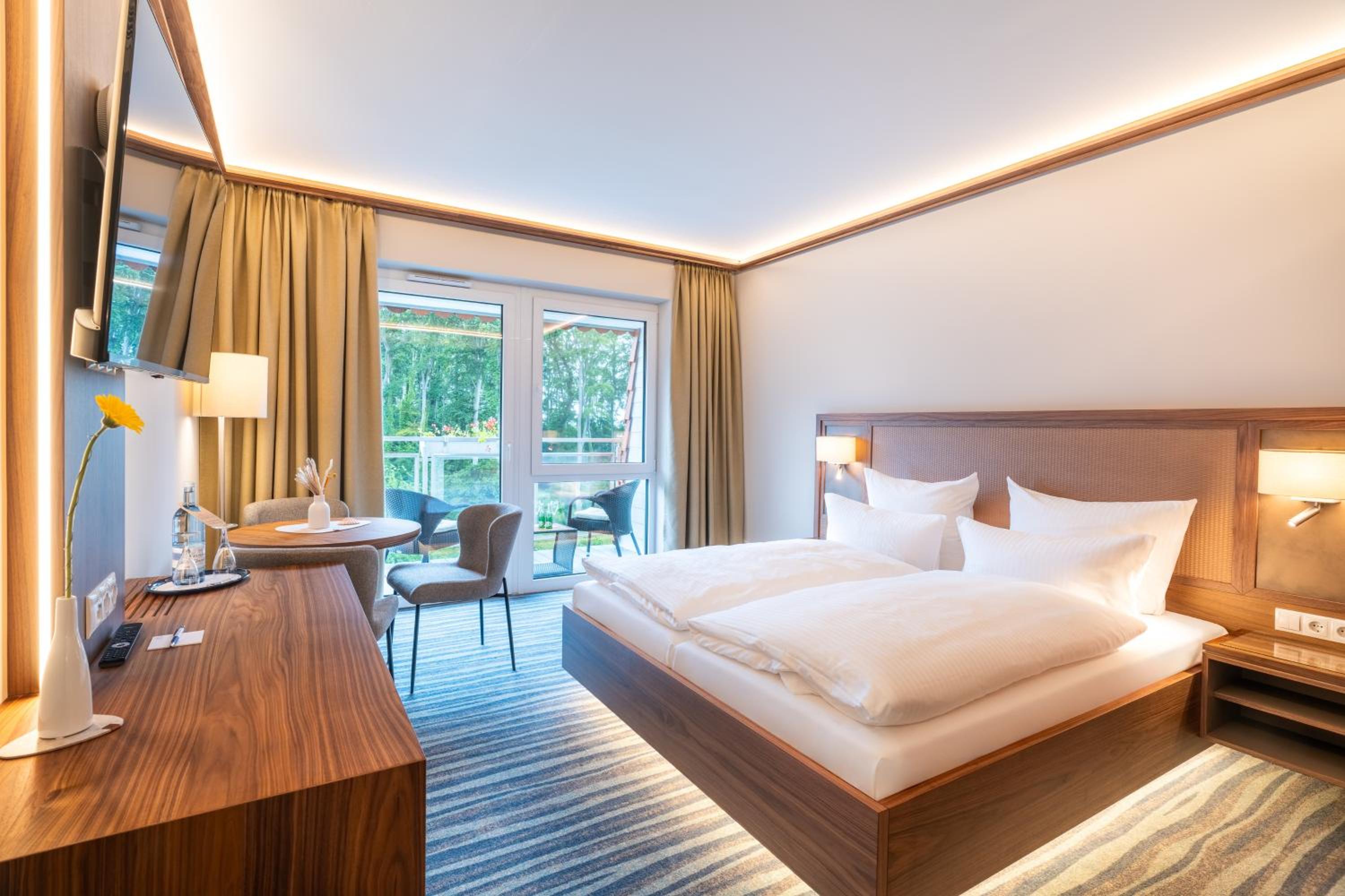 Deluxe Double Room with Balcony and Side Sea View