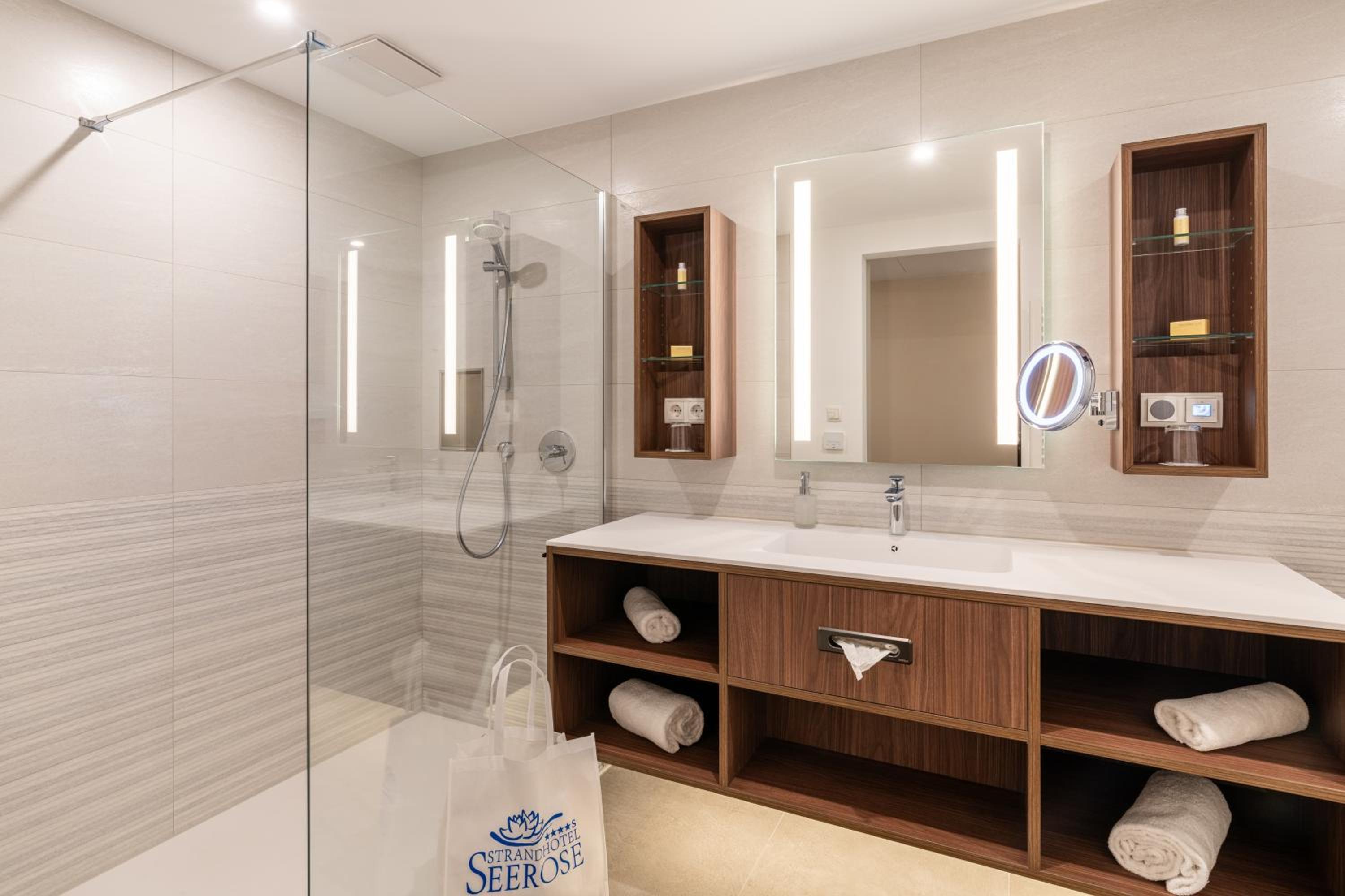 Deluxe Double Room with Balcony and Side Sea View