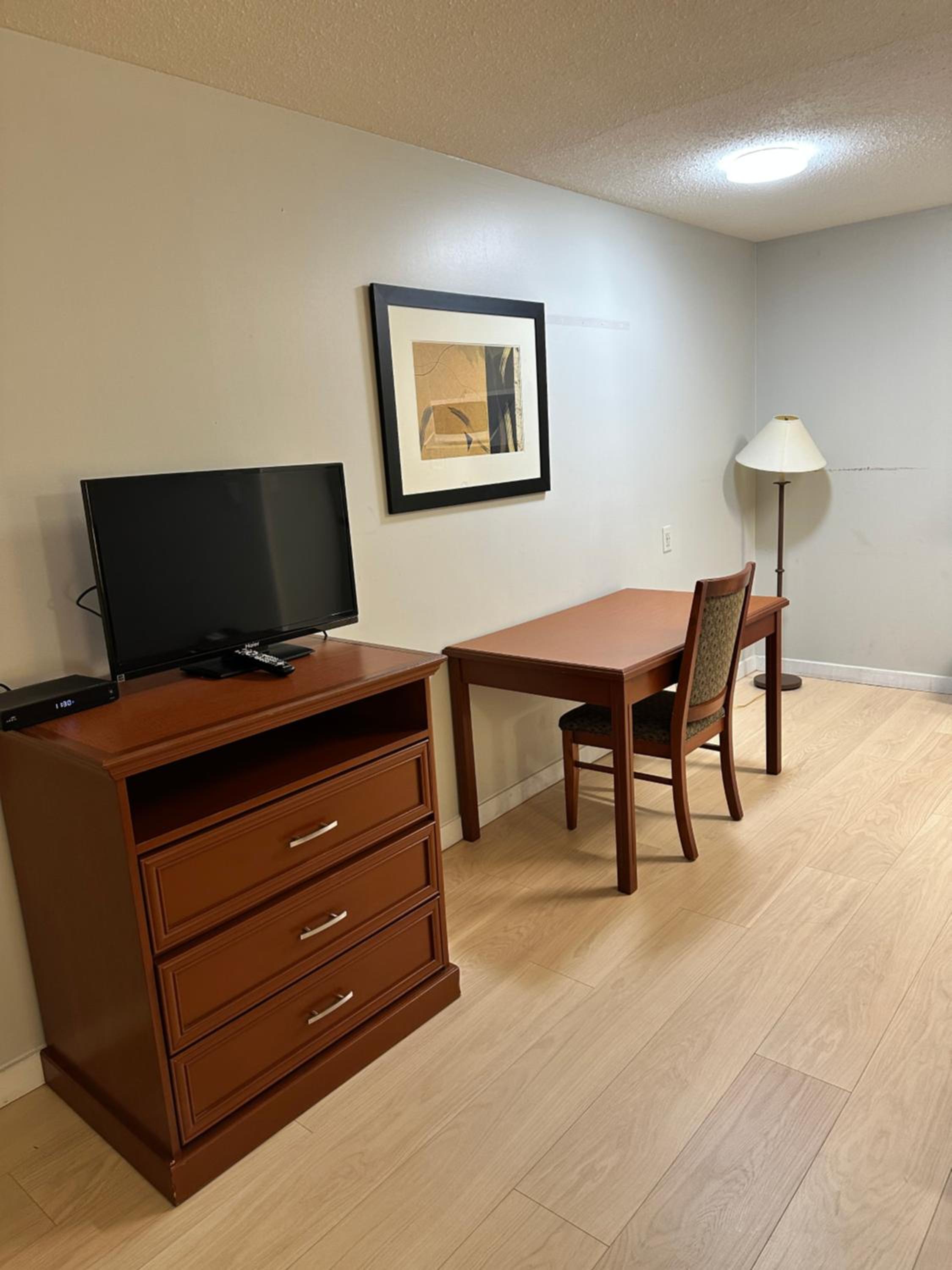 Deluxe King Room - Non-Smoking - Photo 6