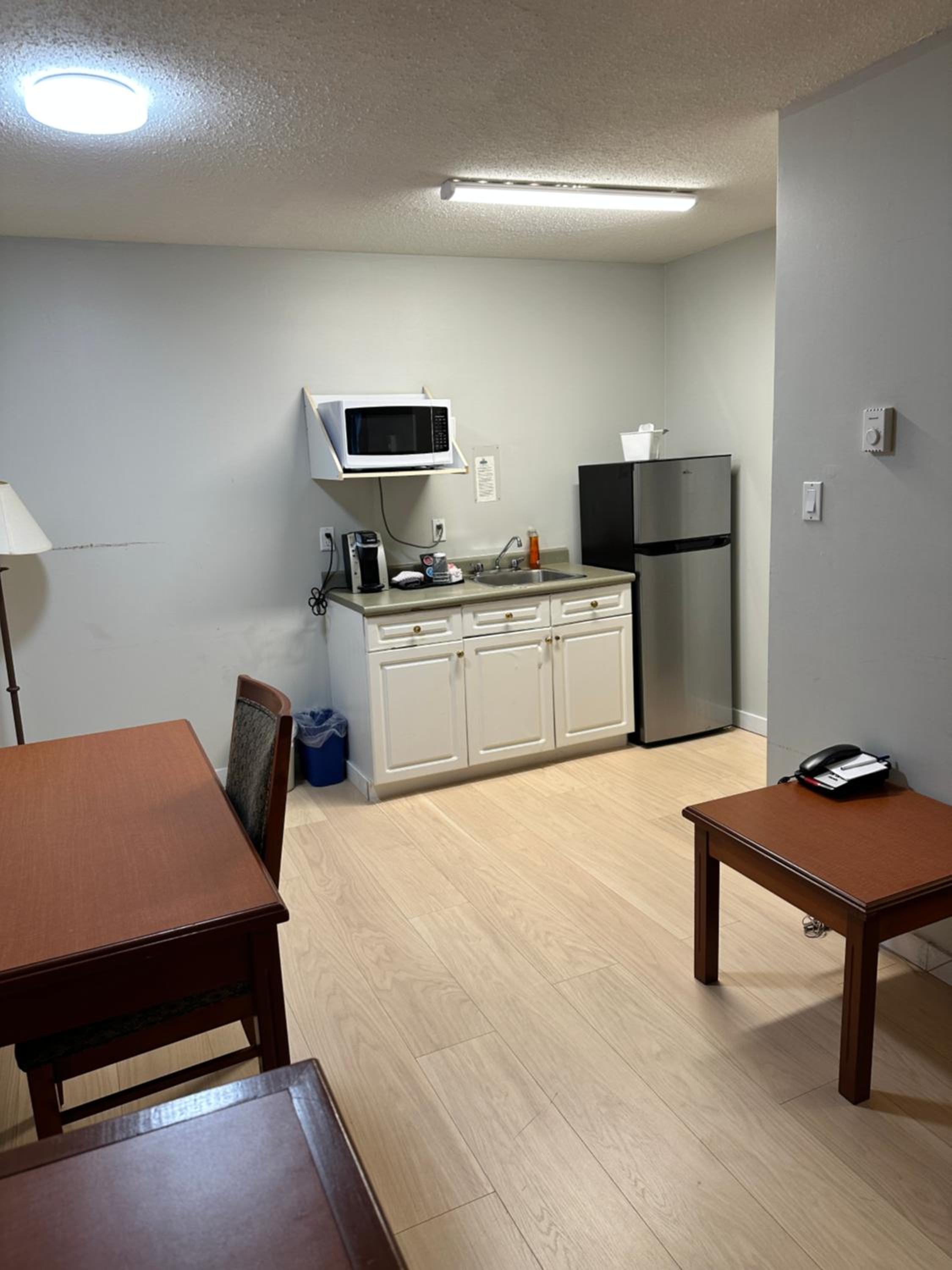 Deluxe King Room - Non-Smoking - Photo 7