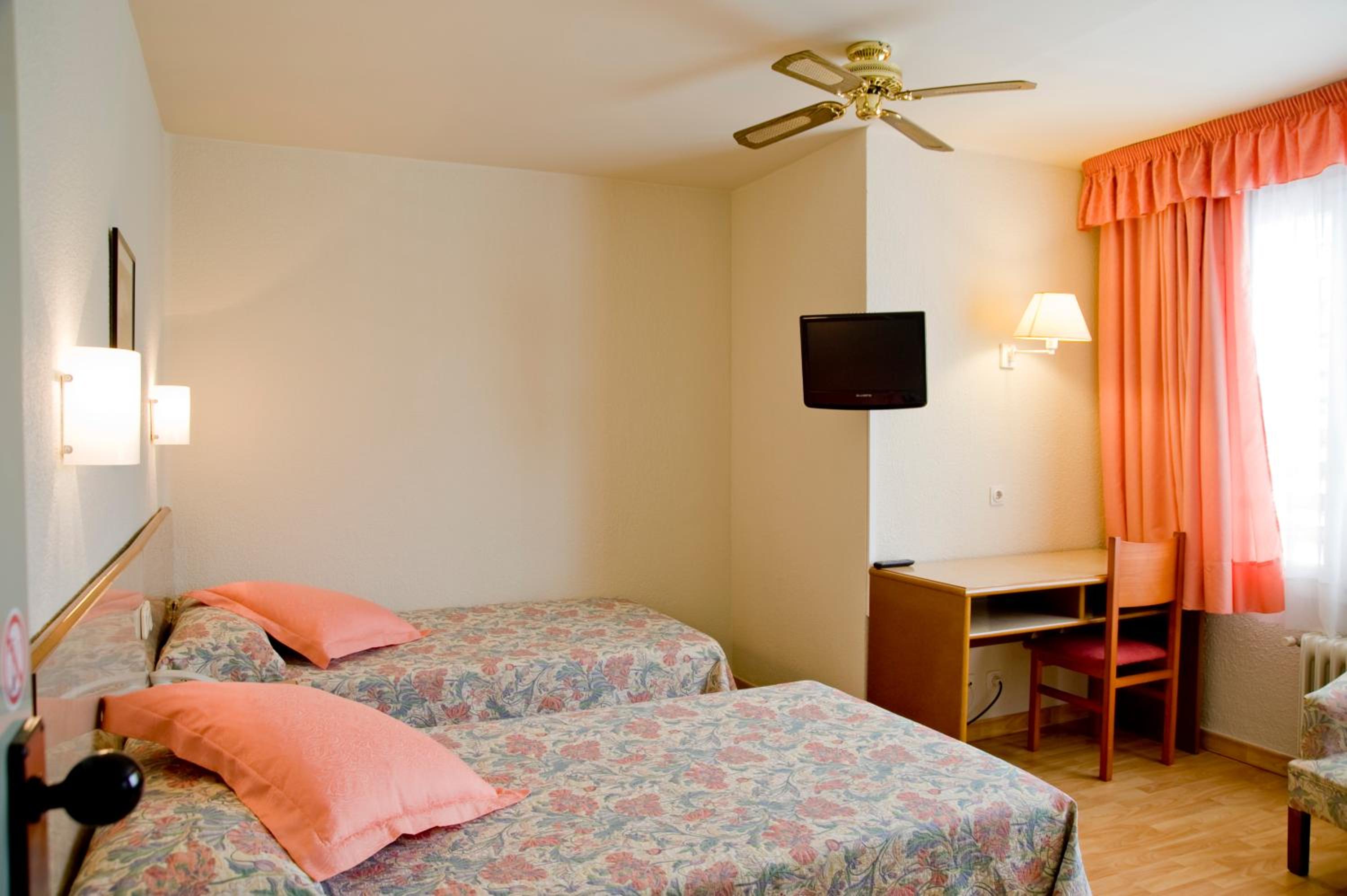Double or Twin Room - Photo 6