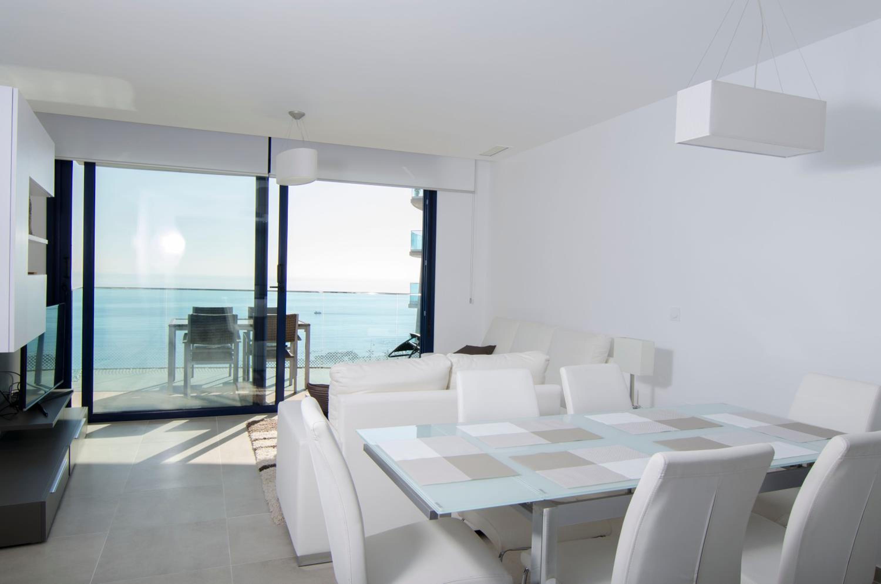 Apartamento de tres habitaciones con vista al mar