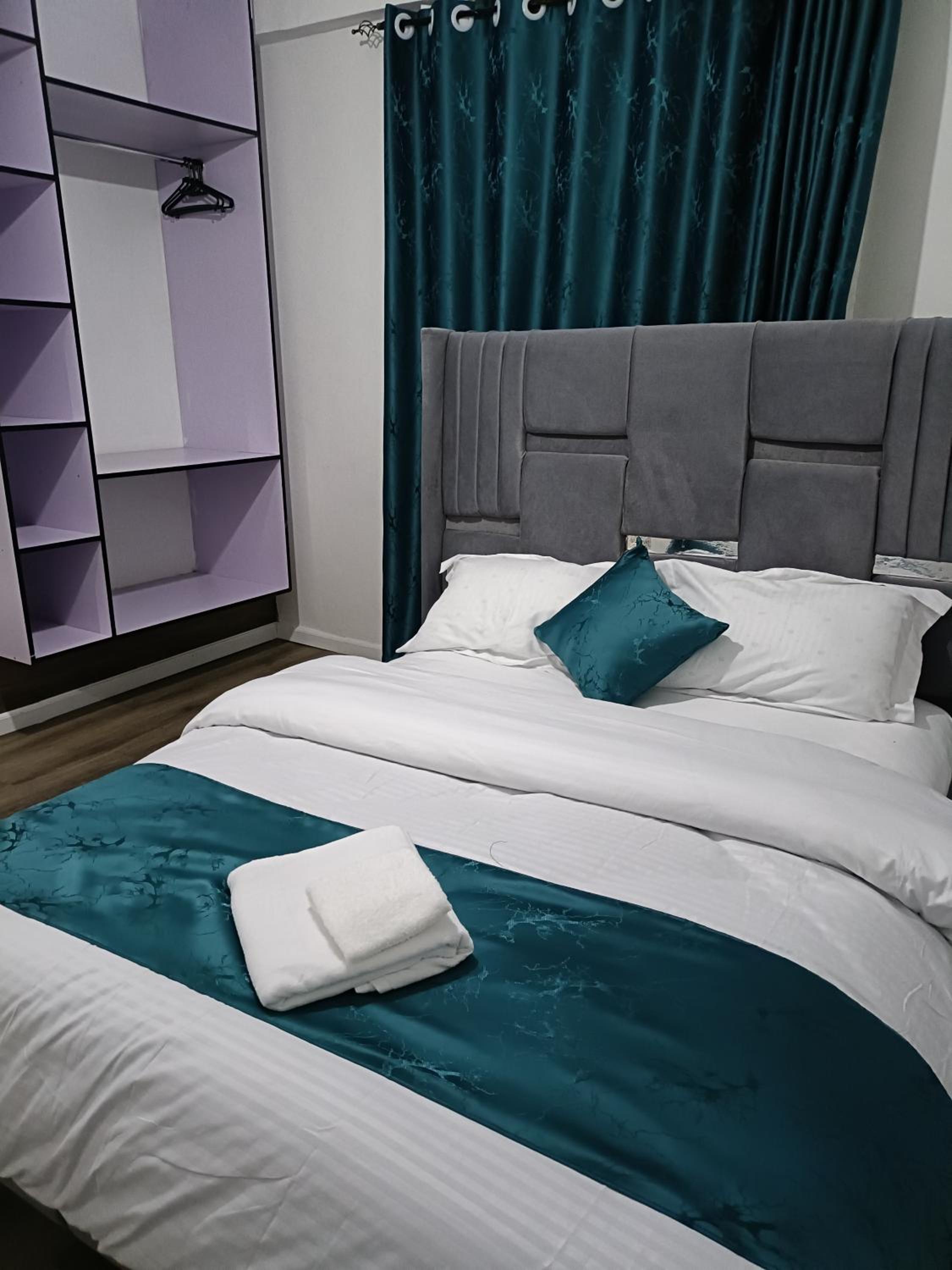 Three-Bedroom Apartment with View - Photo 9