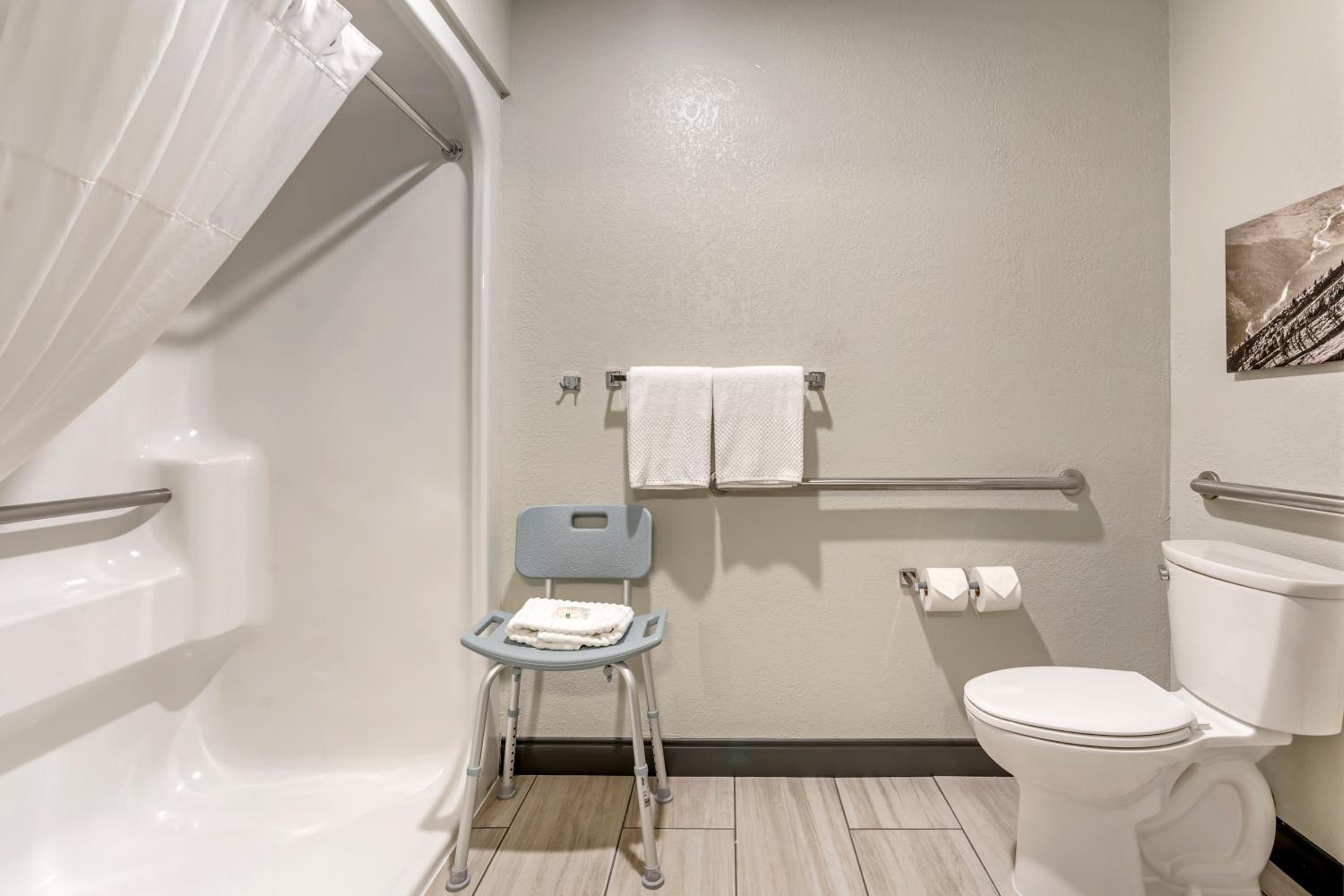 Queen Room with Roll-In Shower - Disability Access/Non Smoking/Ground floor