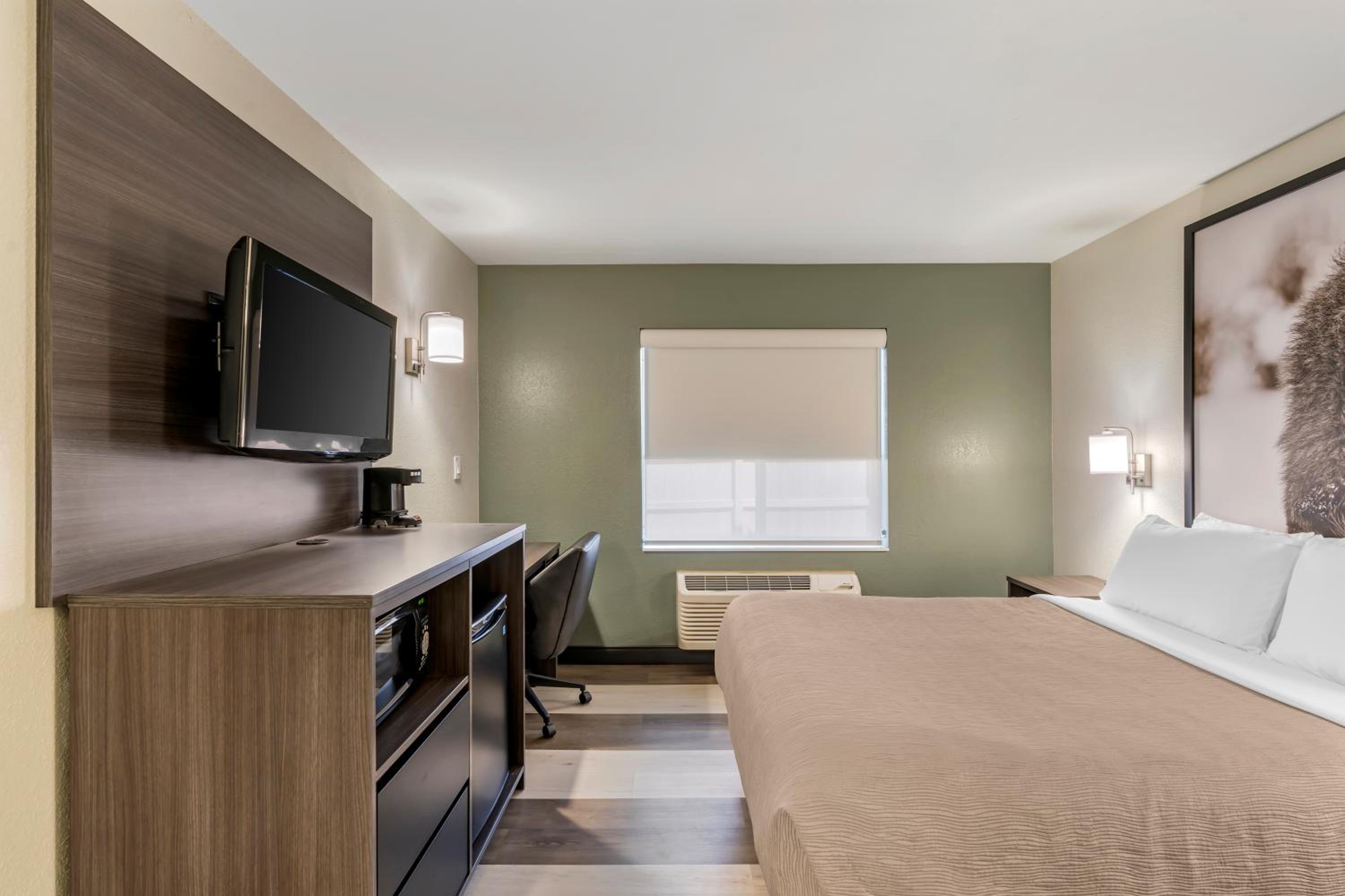 Queen Room with Tub - Disability Access/Non Smoking/Ground floor/Interior Hall - Photo 4