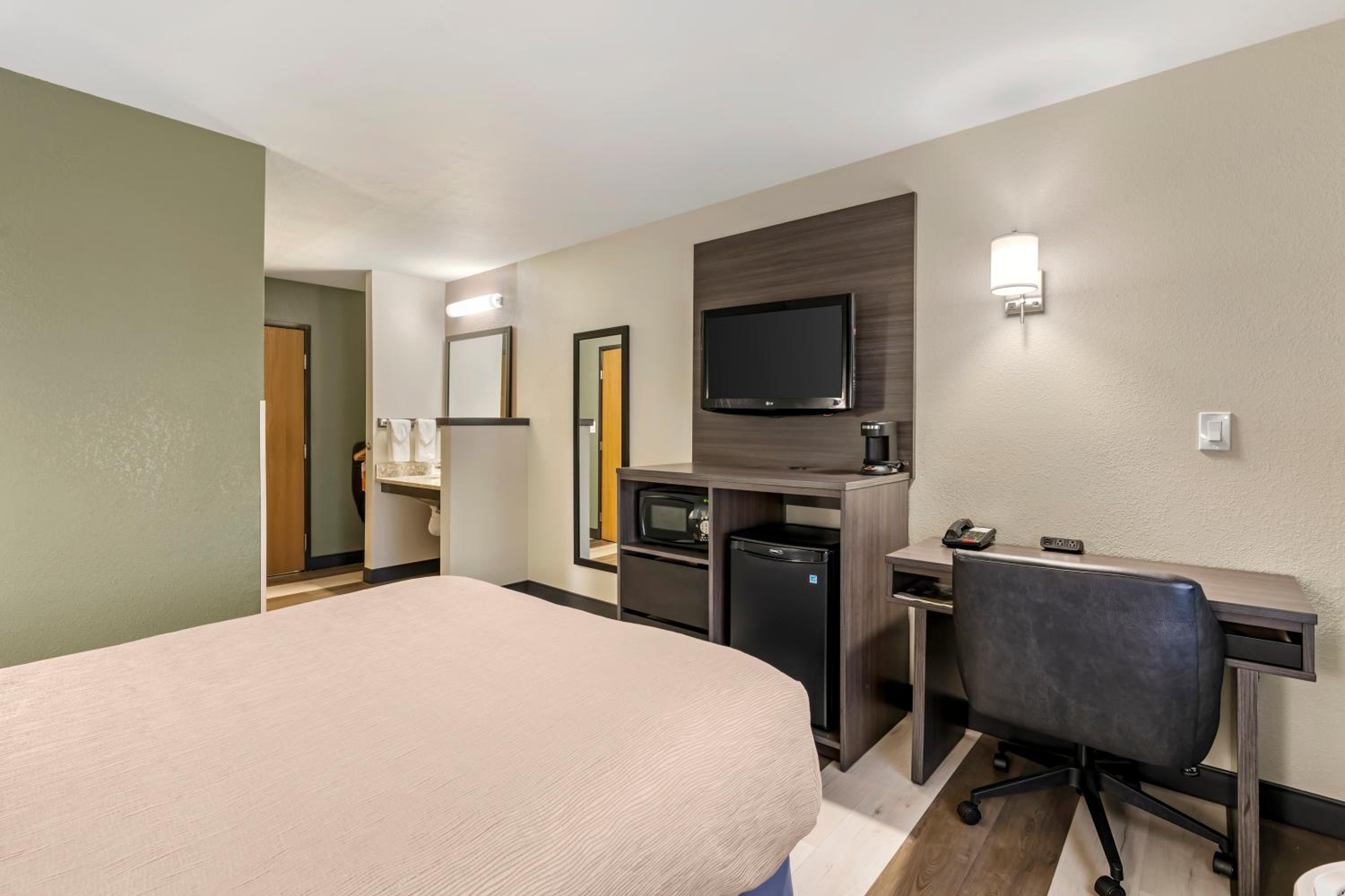 Queen Room with Tub - Disability Access/Non Smoking/Ground floor/Interior Hall - Photo 2