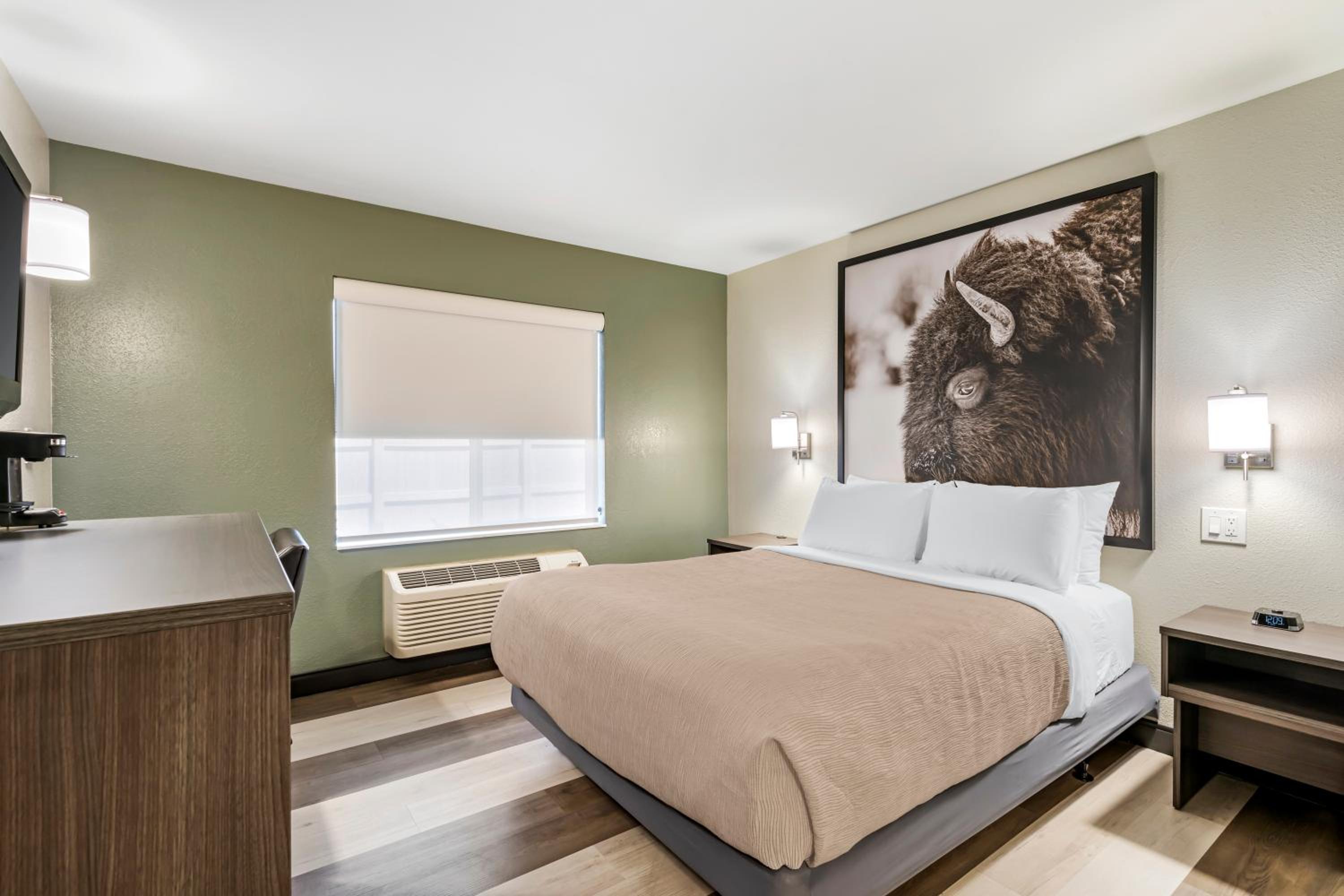 Queen Room with Tub - Disability Access/Non Smoking/Ground floor/Interior Hall - Photo 3