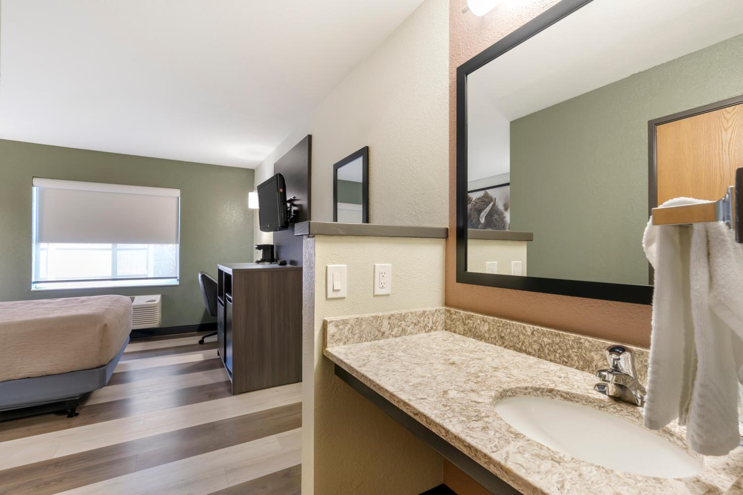 Queen Room with Tub - Disability Access/Non Smoking/Ground floor/Interior Hall - Photo 1