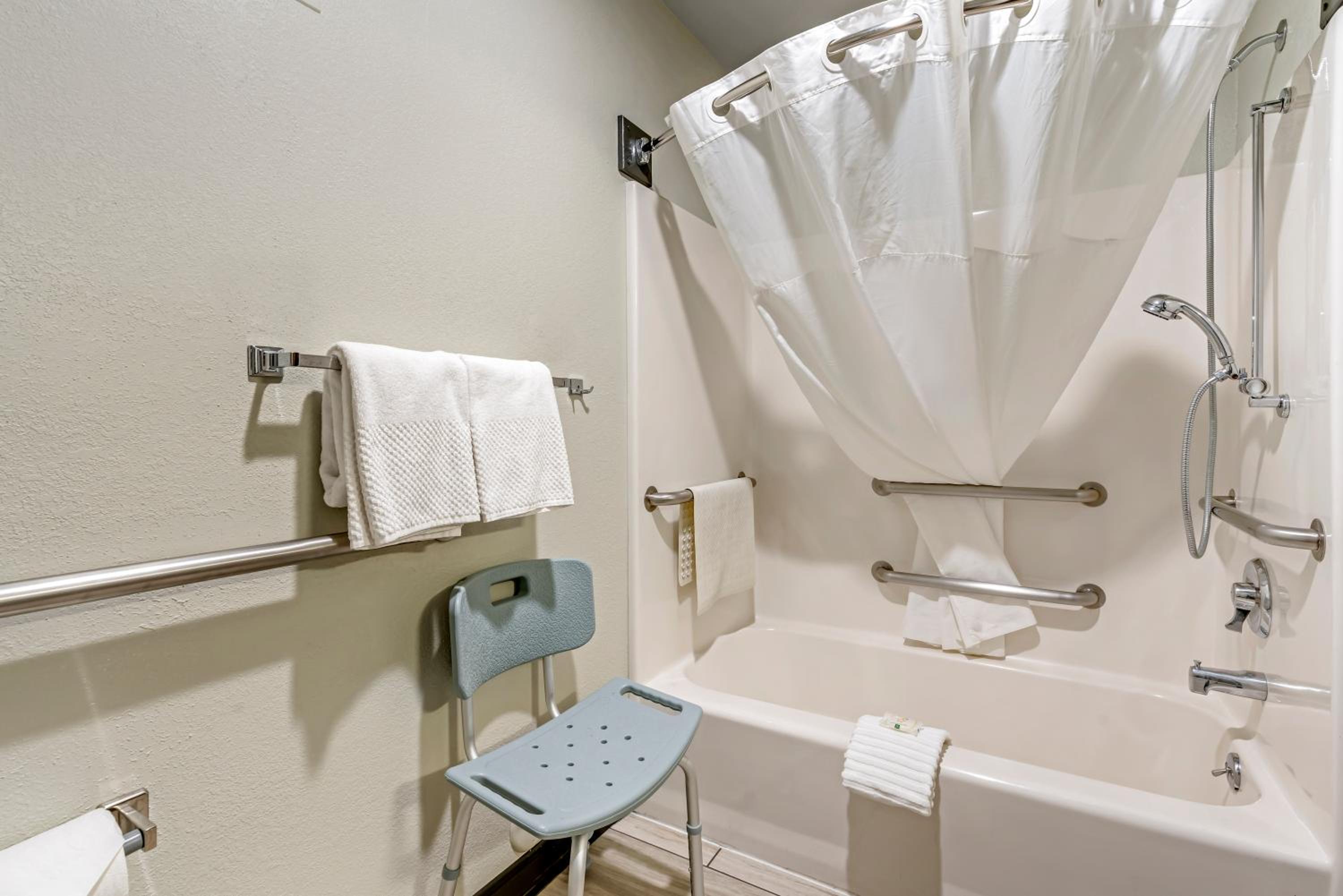 Queen Room with Tub - Disability Access/Non Smoking/Ground floor/Interior Hall - Photo 5