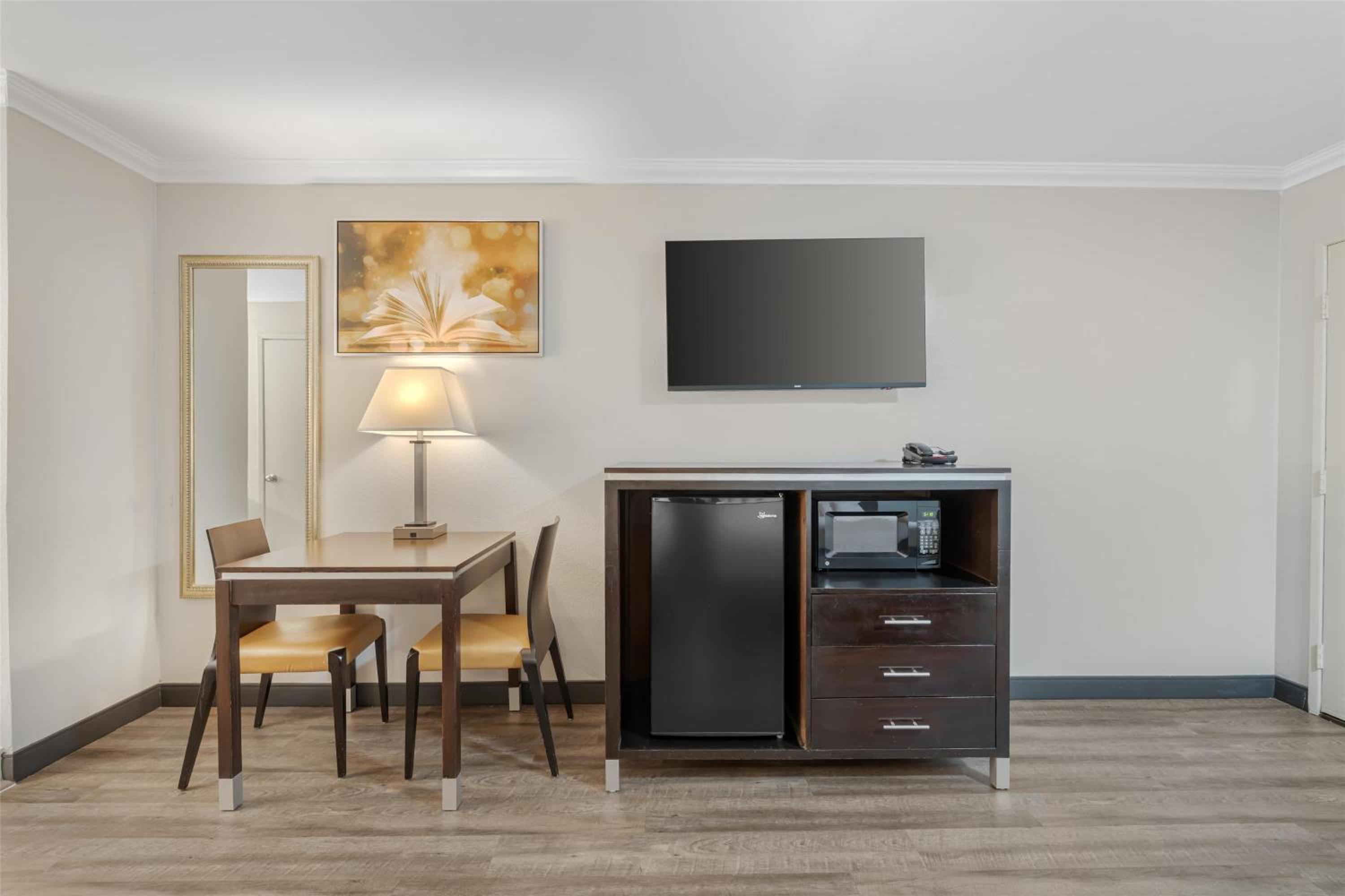 Queen Room with Two Queen Beds - Mobility Accessible/Non-Smoking - Photo 2