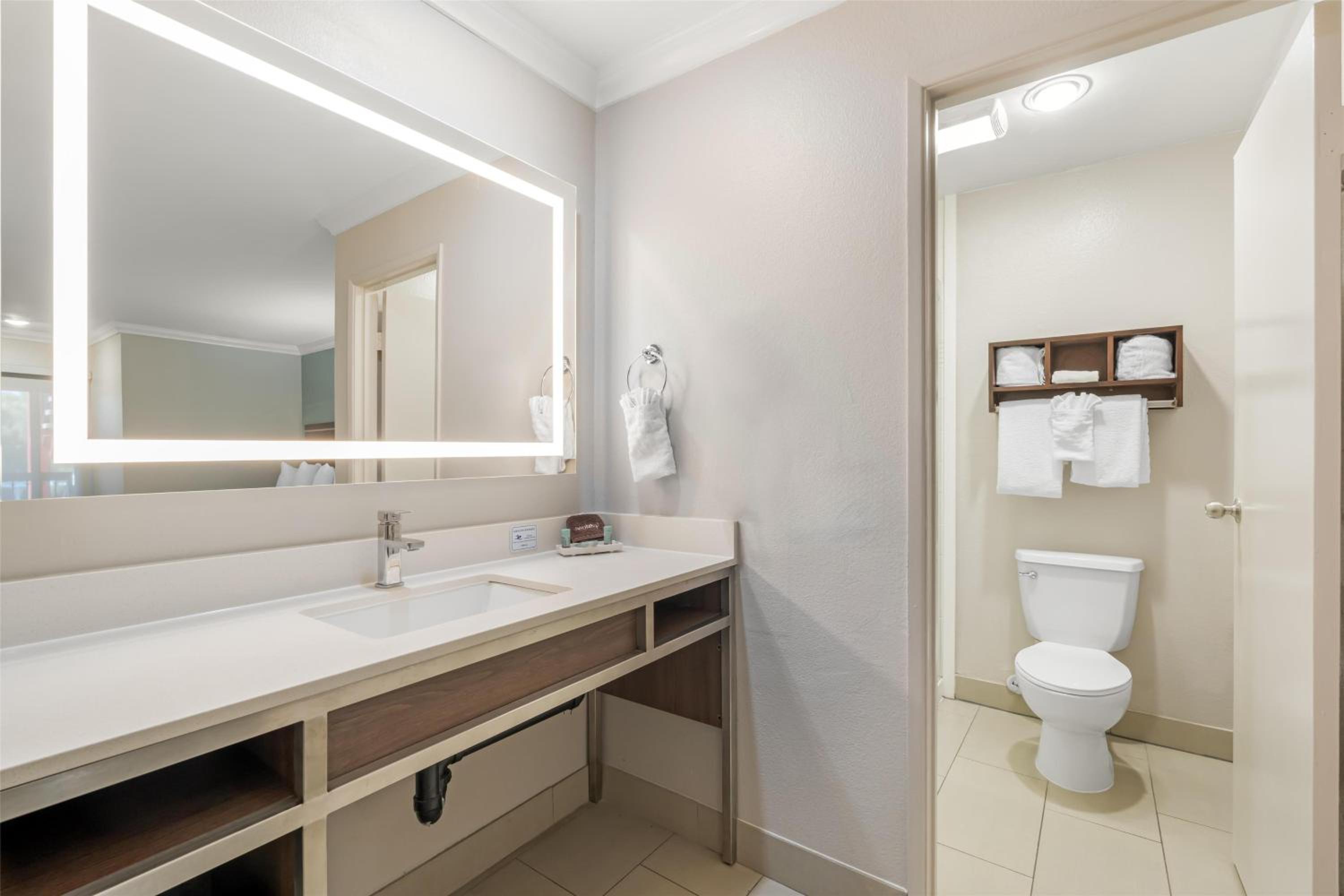 Queen Room with Two Queen Beds - Mobility Accessible/Non-Smoking - Photo 4