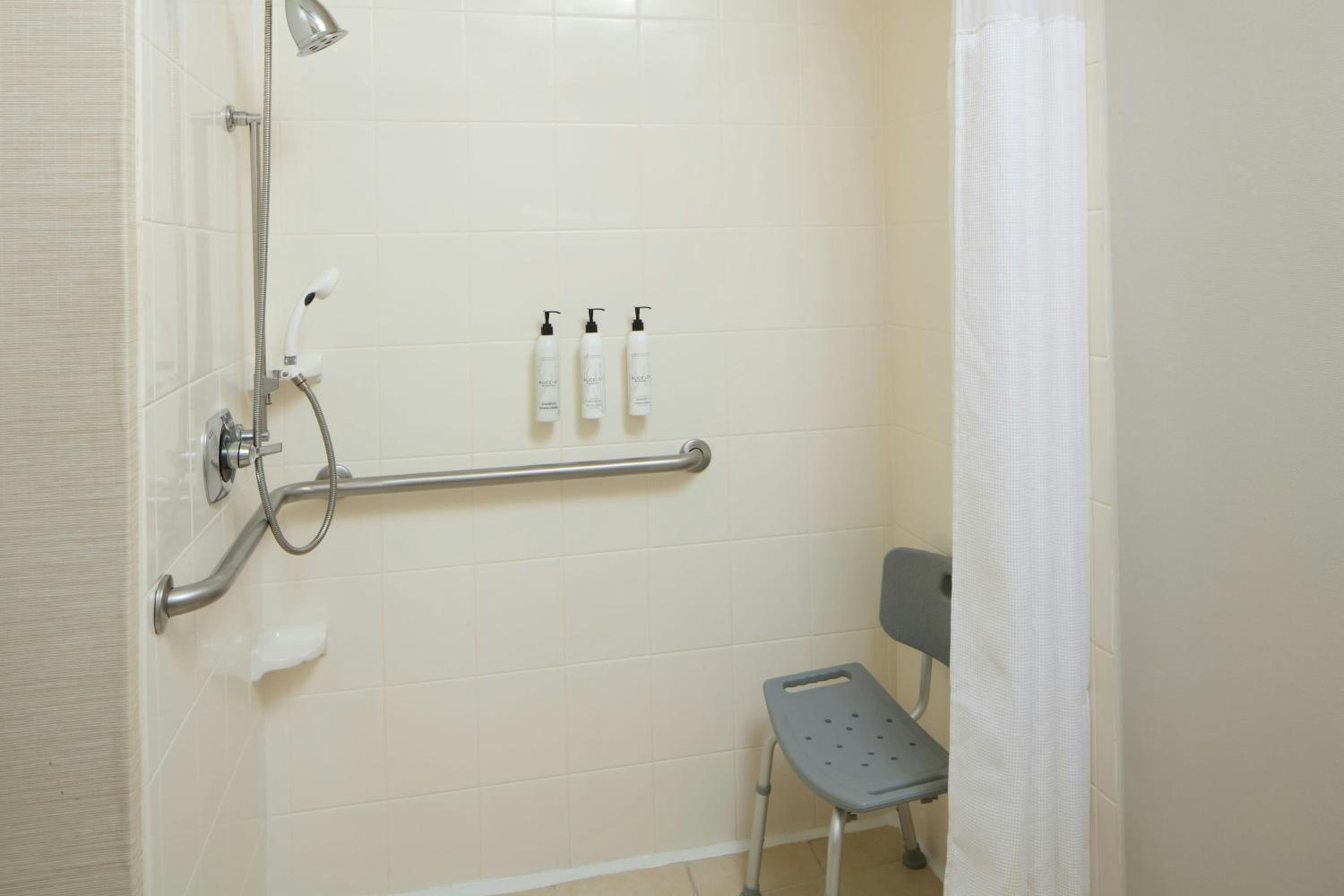 Queen Room with Two Queen Beds and Roll-in Shower - Mobility and Hearing Accessible - Photo 4