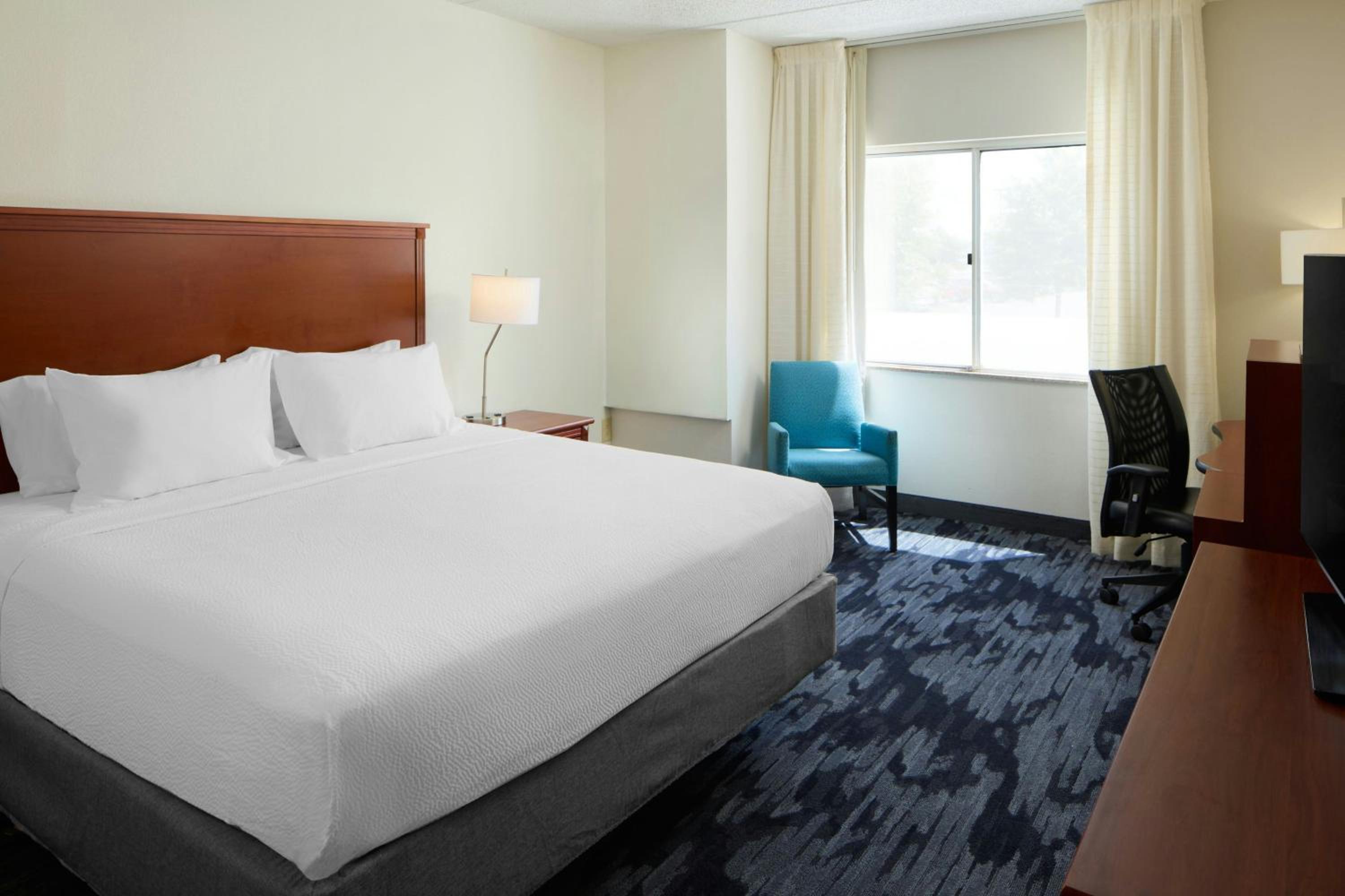 King Room with Roll-in Shower - Mobility and Hearing Accessible - Photo 3