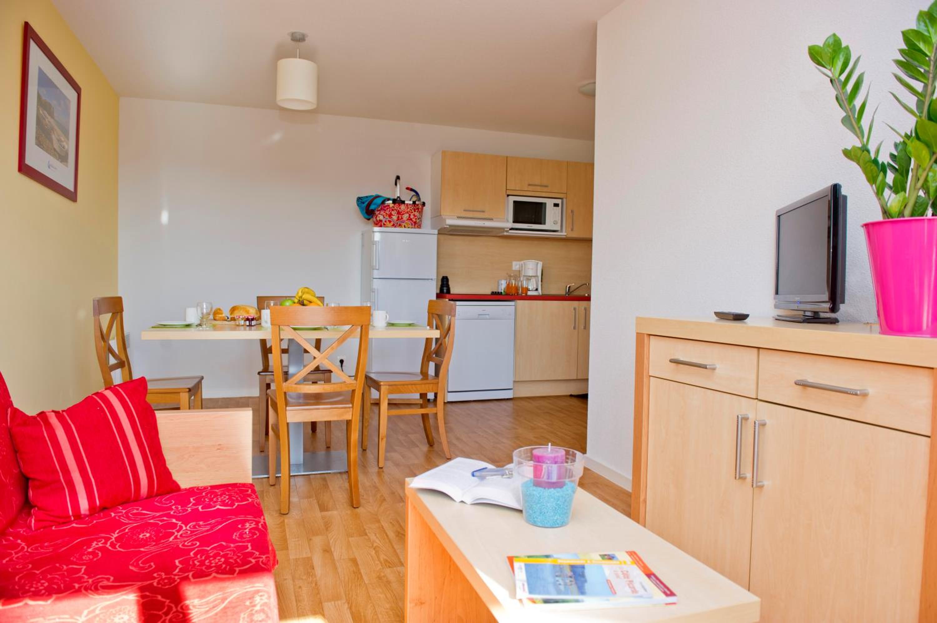 Two-Bedroom Apartment (6 People) photo 2