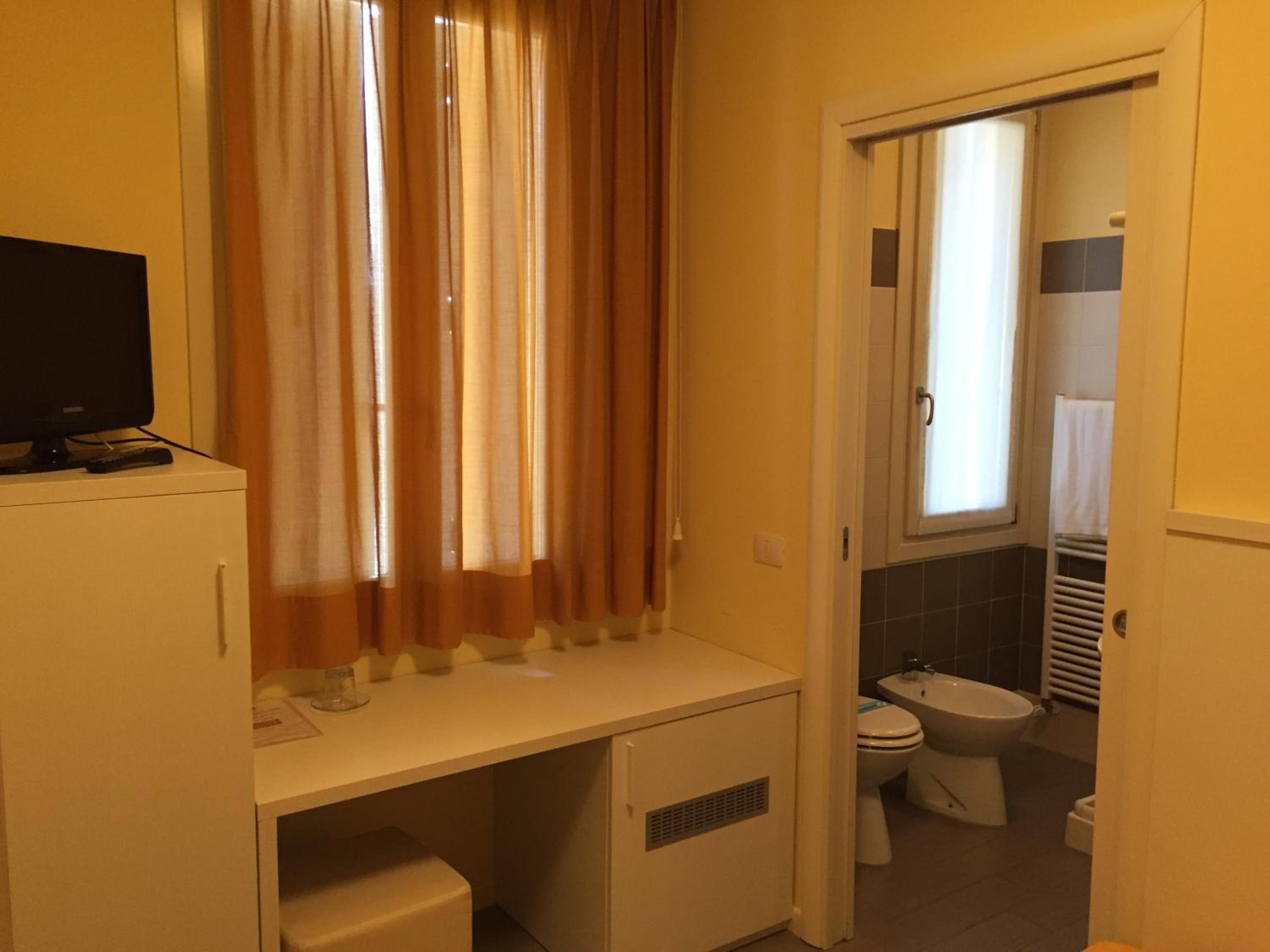 Single Room with Private Bathroom photo 3
