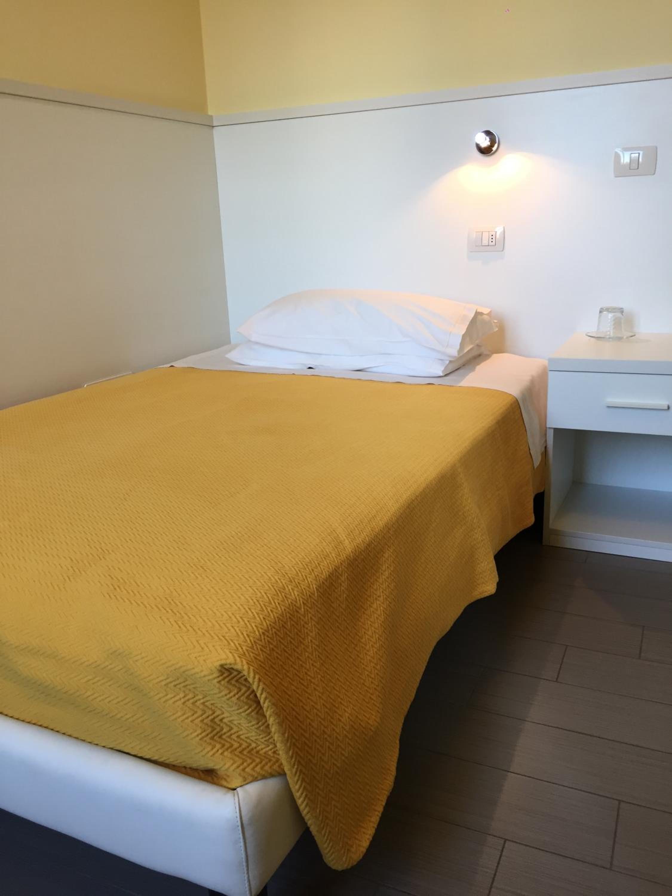 Single Room with Private Bathroom photo 1