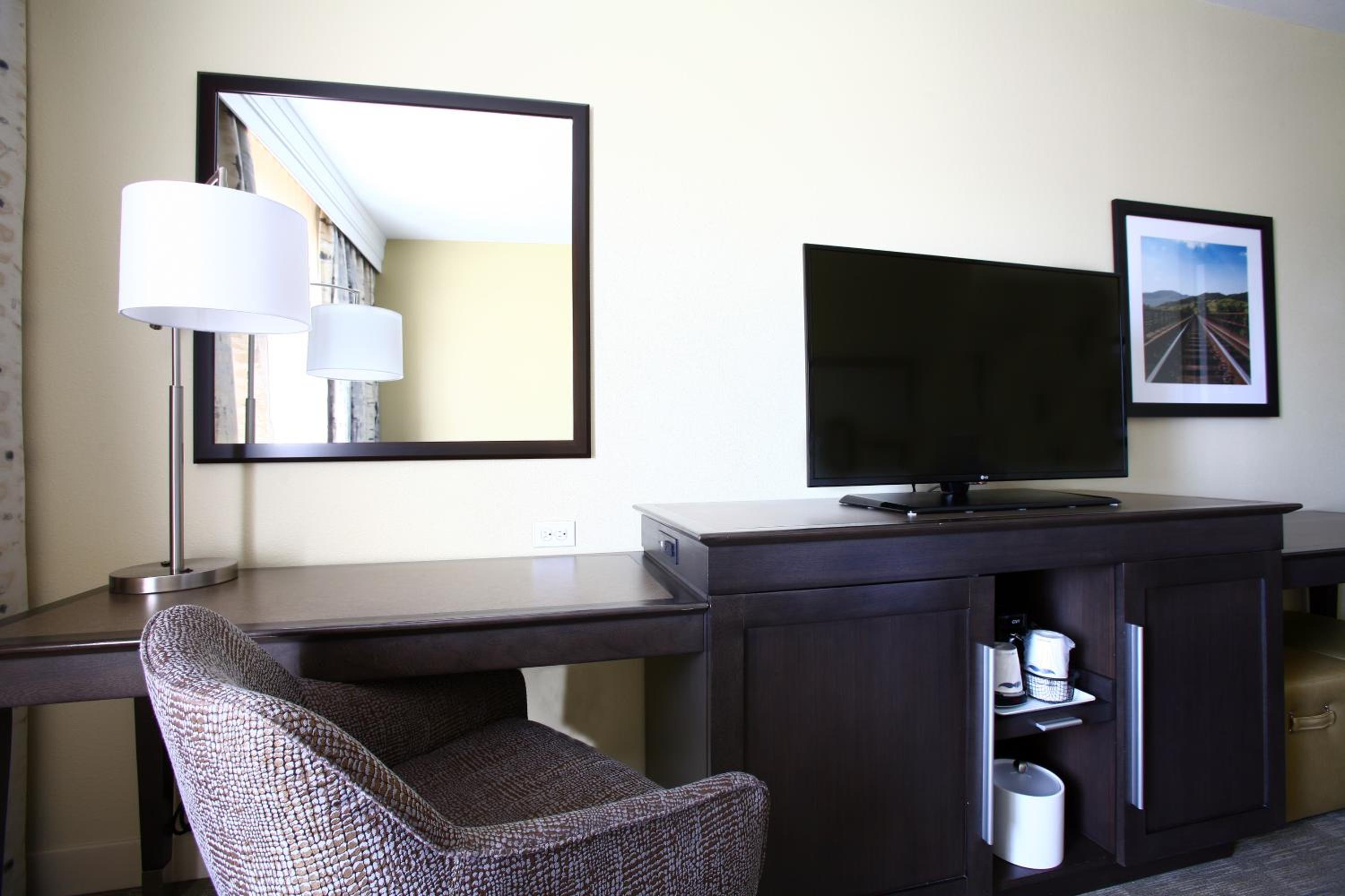 Double Room with Two Queen Beds and Bath Tub - Mobility Access photo 2