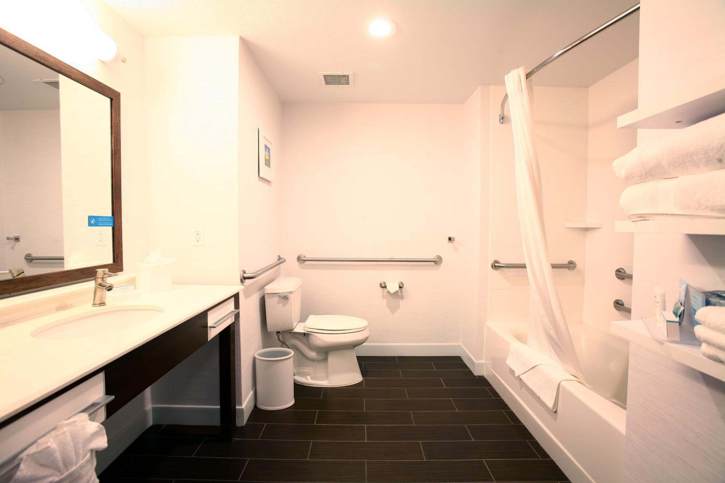 Double Room with Two Queen Beds and Bath Tub - Mobility Access photo 3
