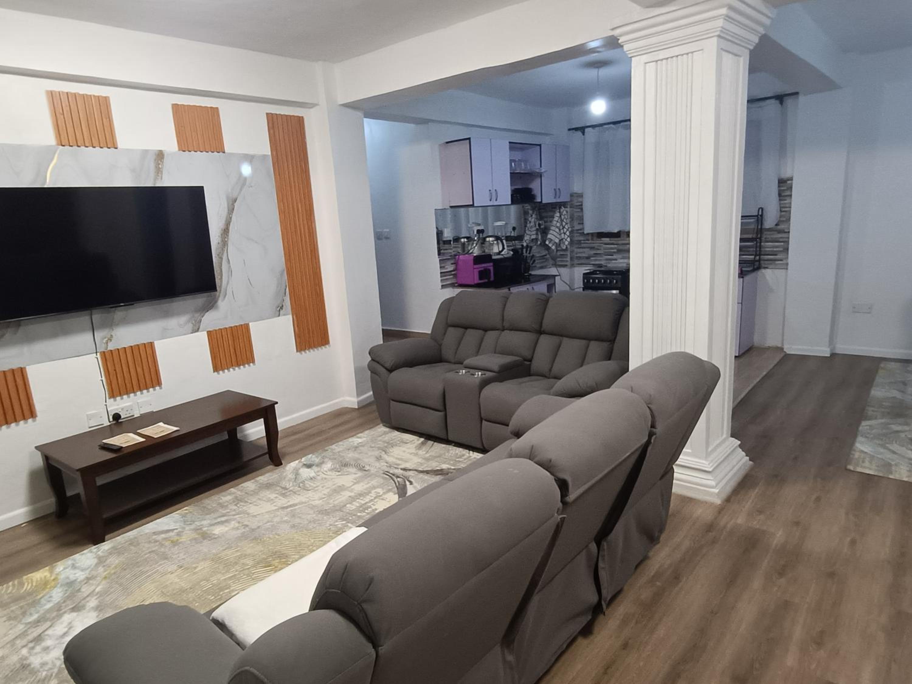 Three-Bedroom Apartment with View - Photo 2