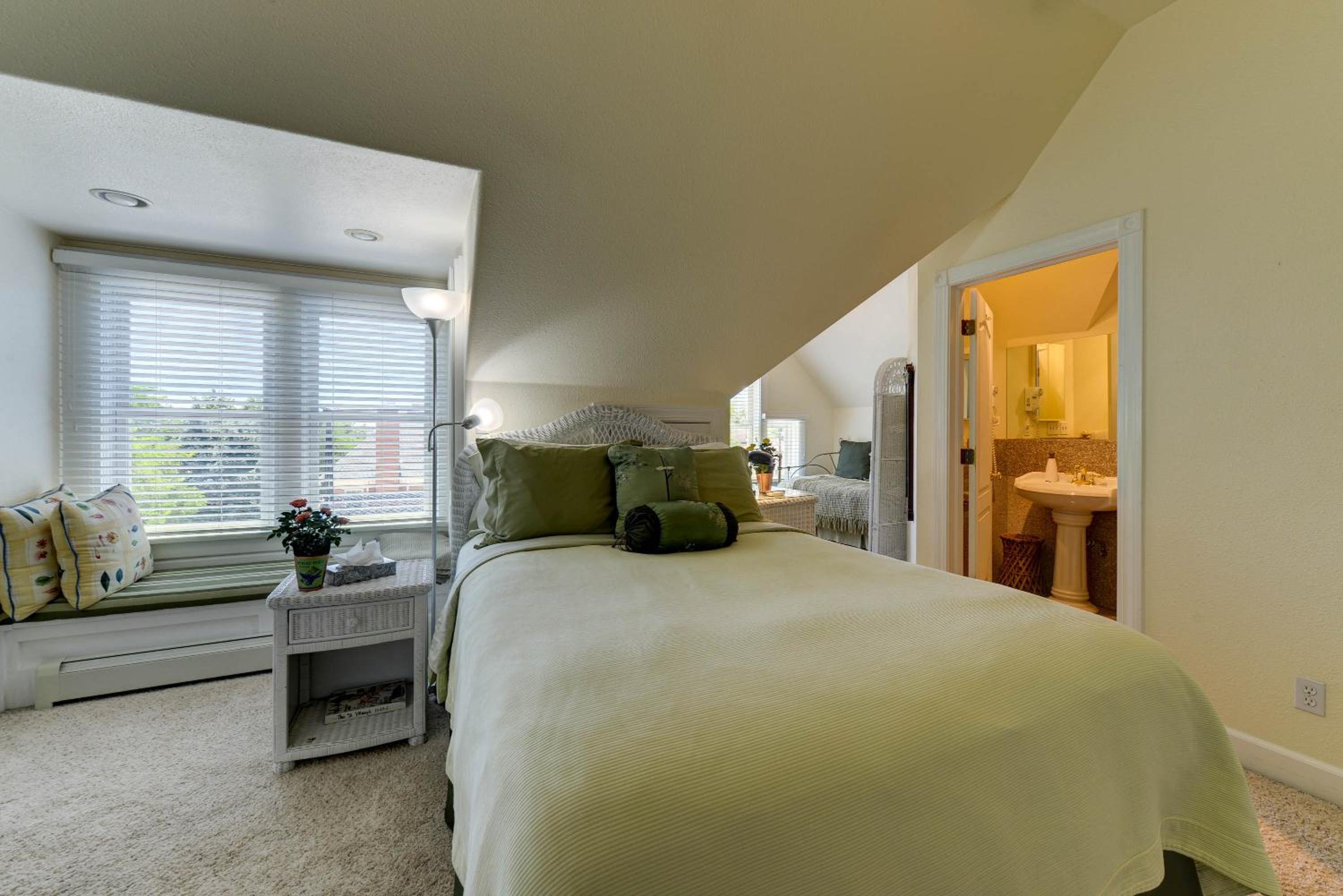 Queen Room photo 2