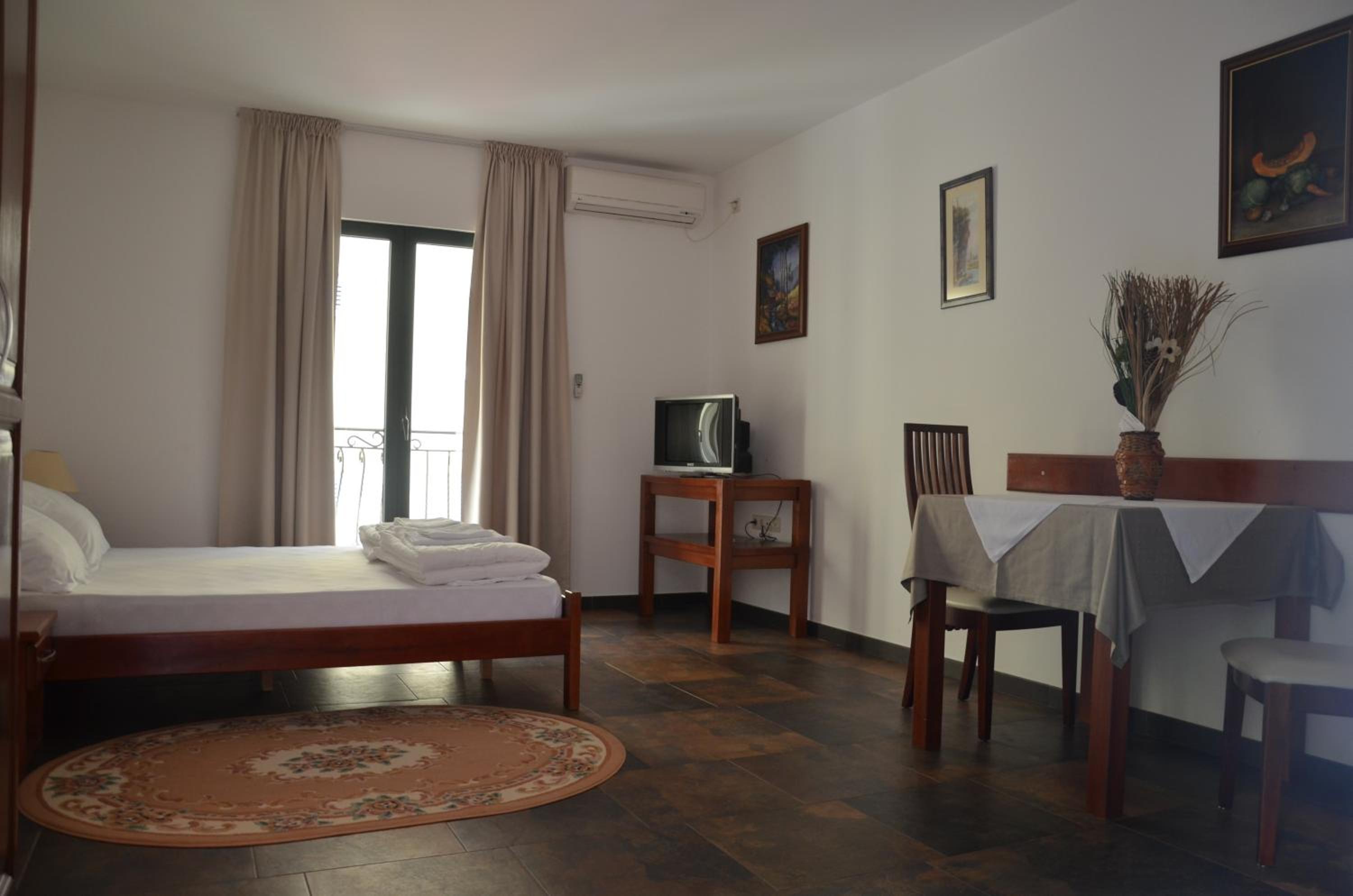 Studio (2 Adults)