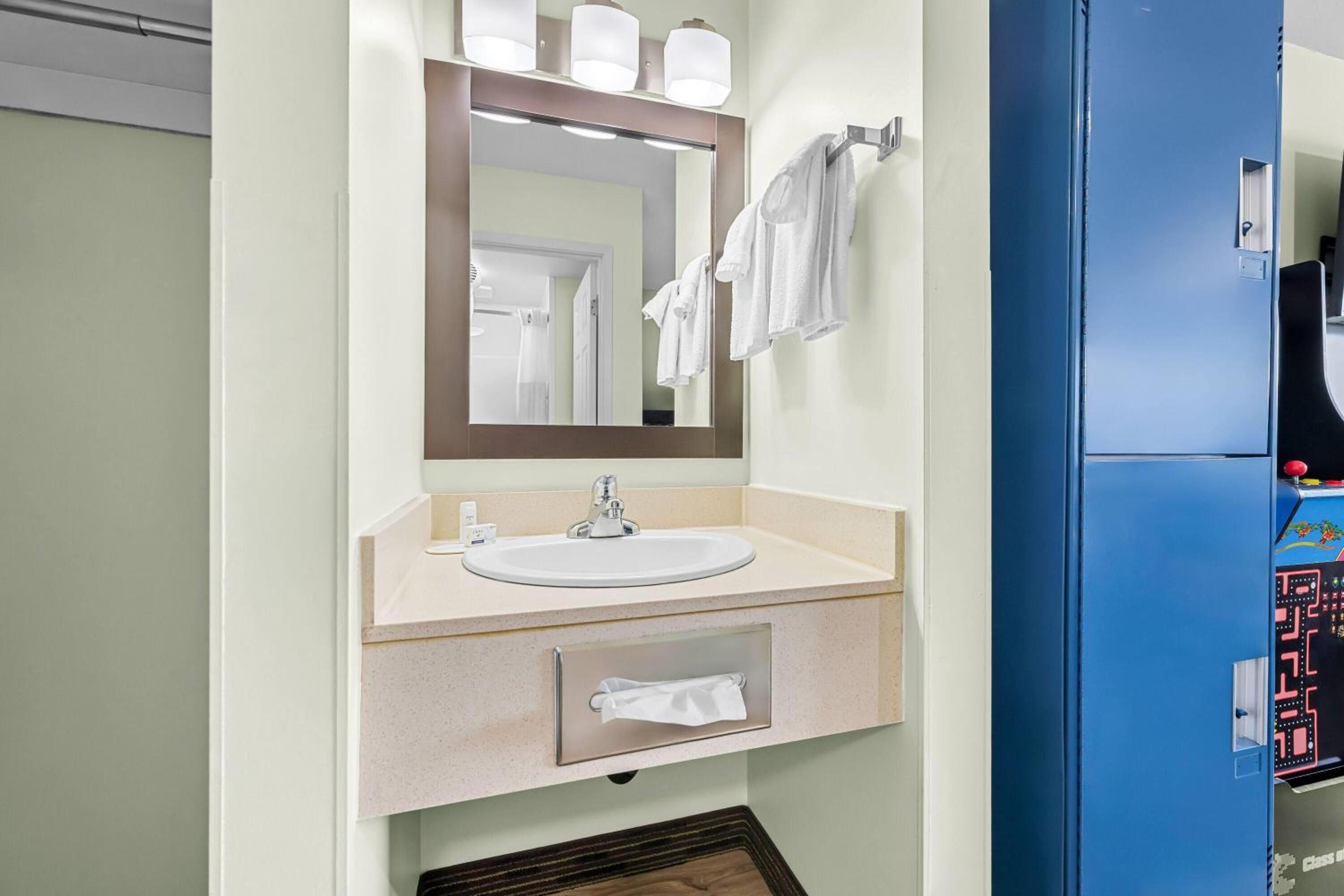 Suite with One Queen Bed and Two Bunk Beds - Non-Smoking - Photo 1