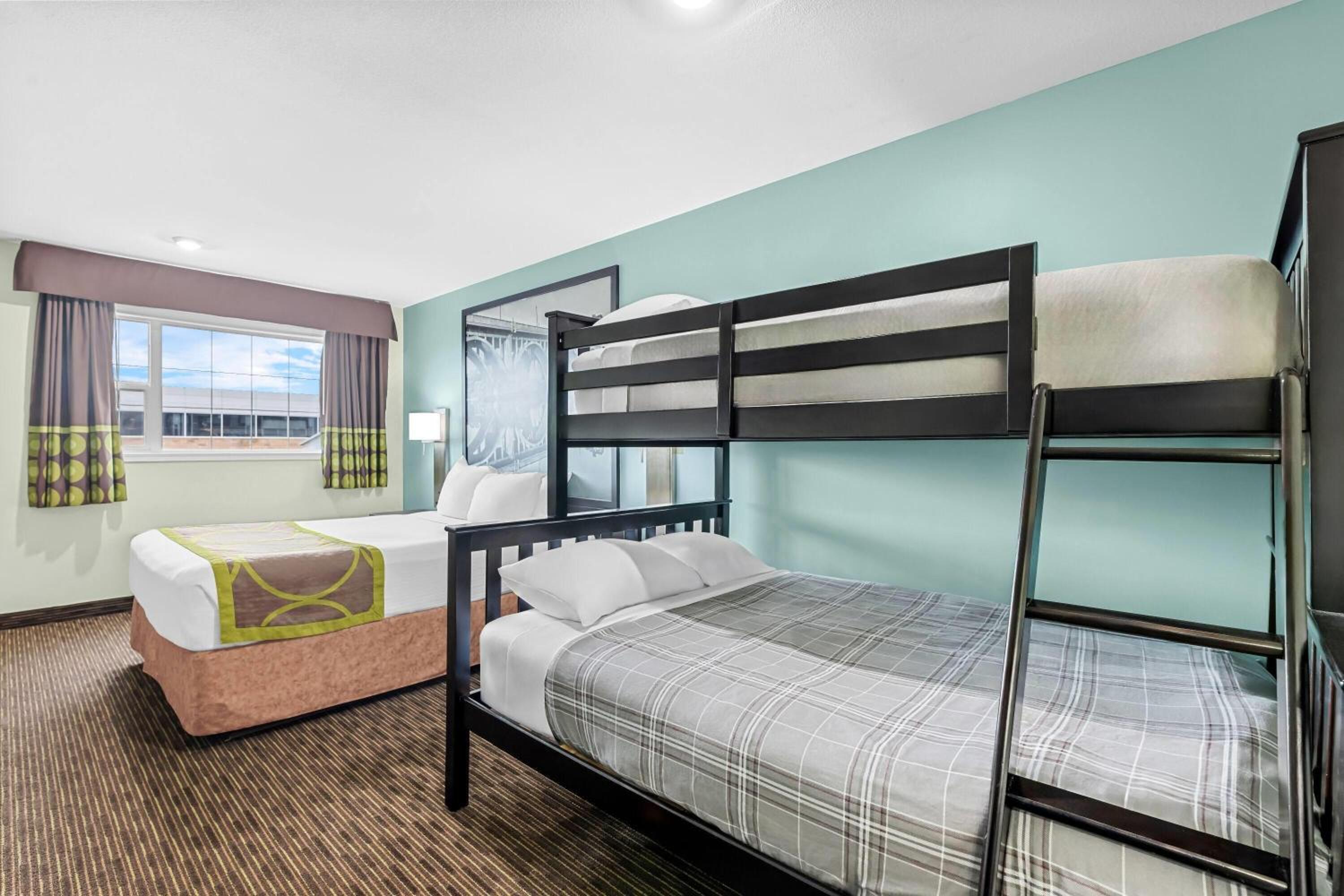 Suite with One Queen Bed and Two Bunk Beds - Non-Smoking - Photo 3