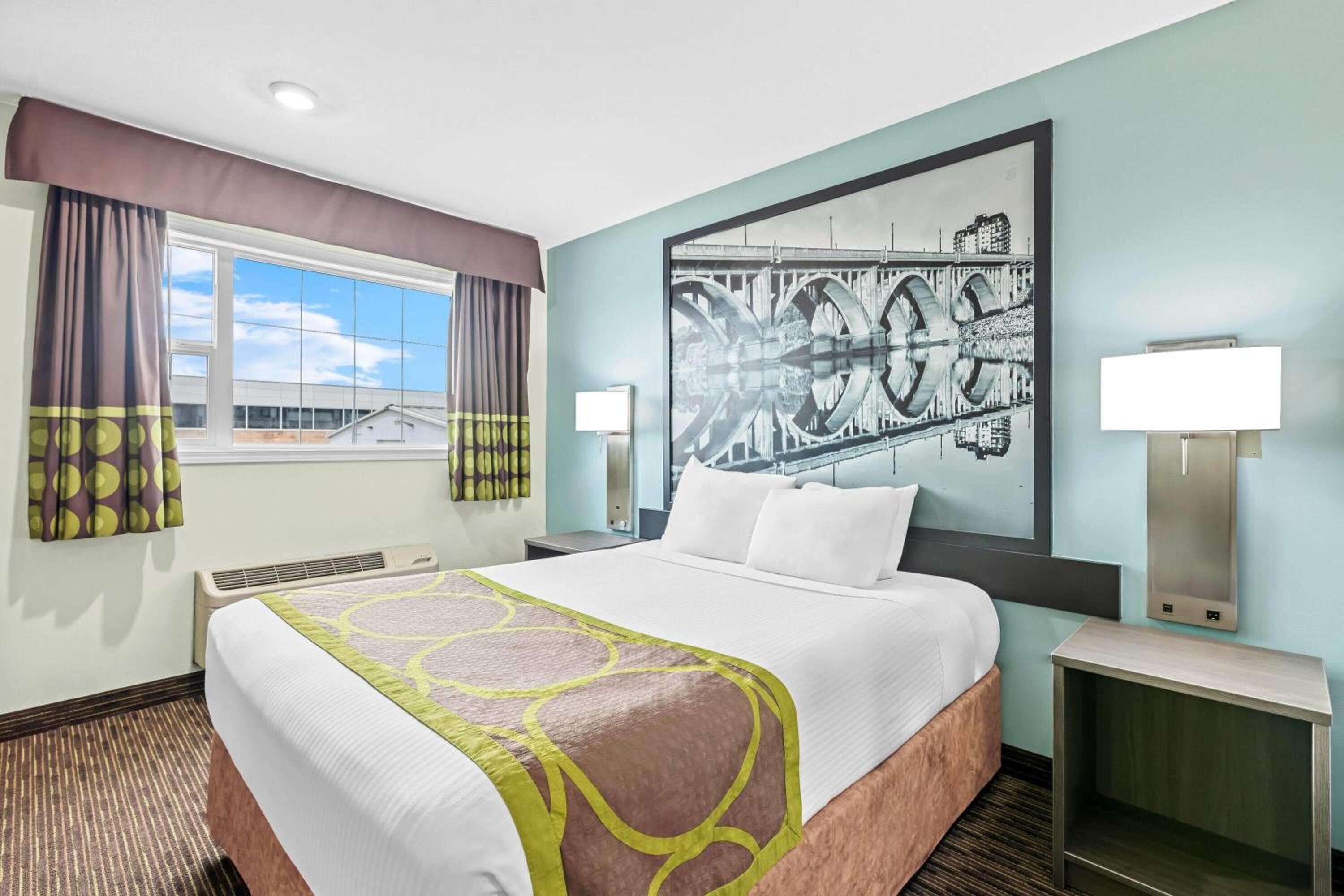 Suite with One Queen Bed and Two Bunk Beds - Non-Smoking - Photo 4