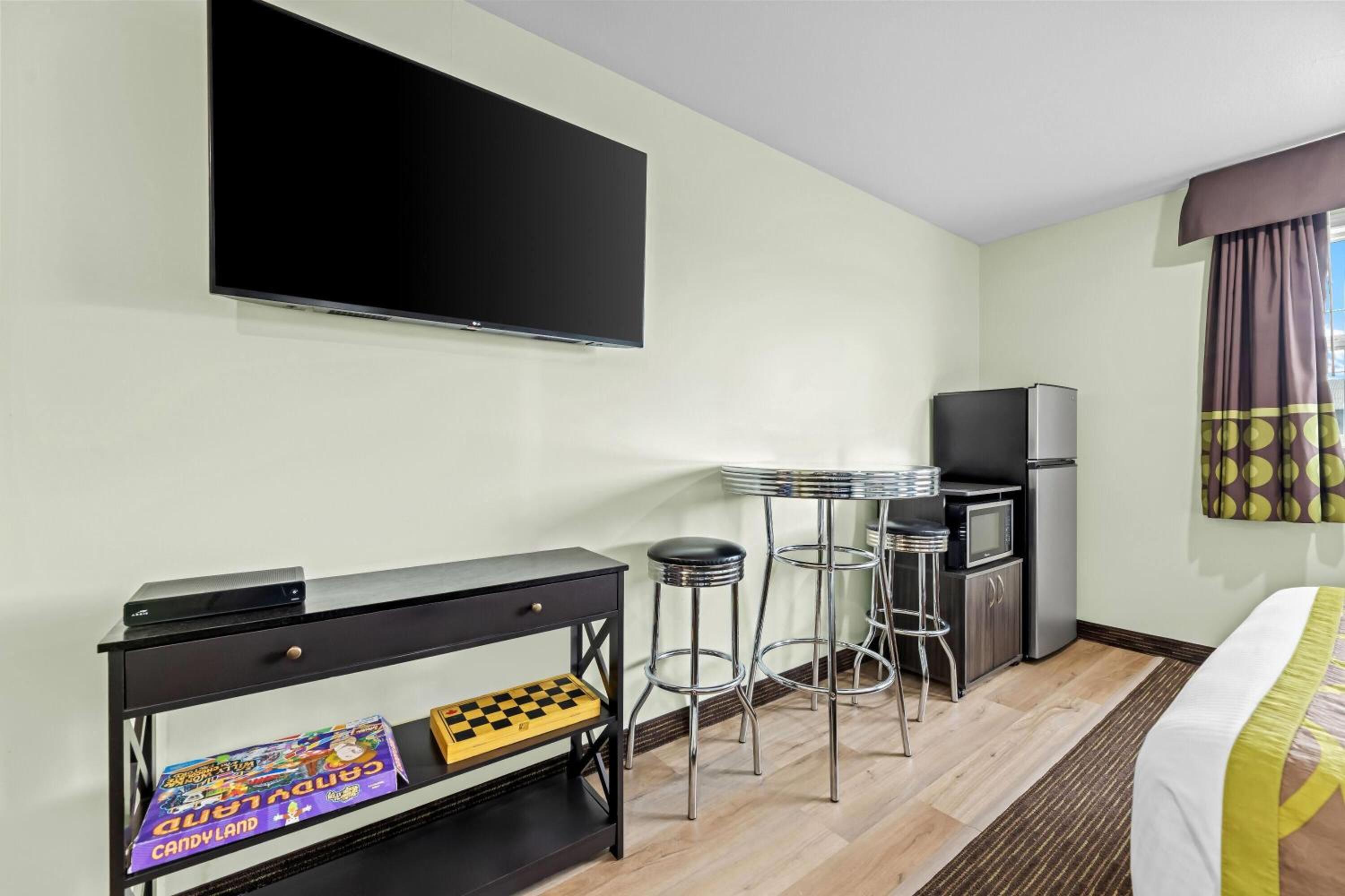 Suite with One Queen Bed and Two Bunk Beds - Non-Smoking - Photo 5