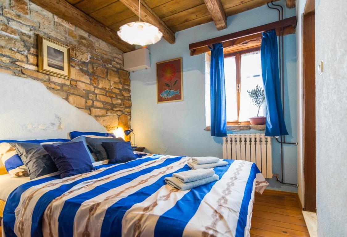 Two separate double rooms with double beds- 1 floor photo 1