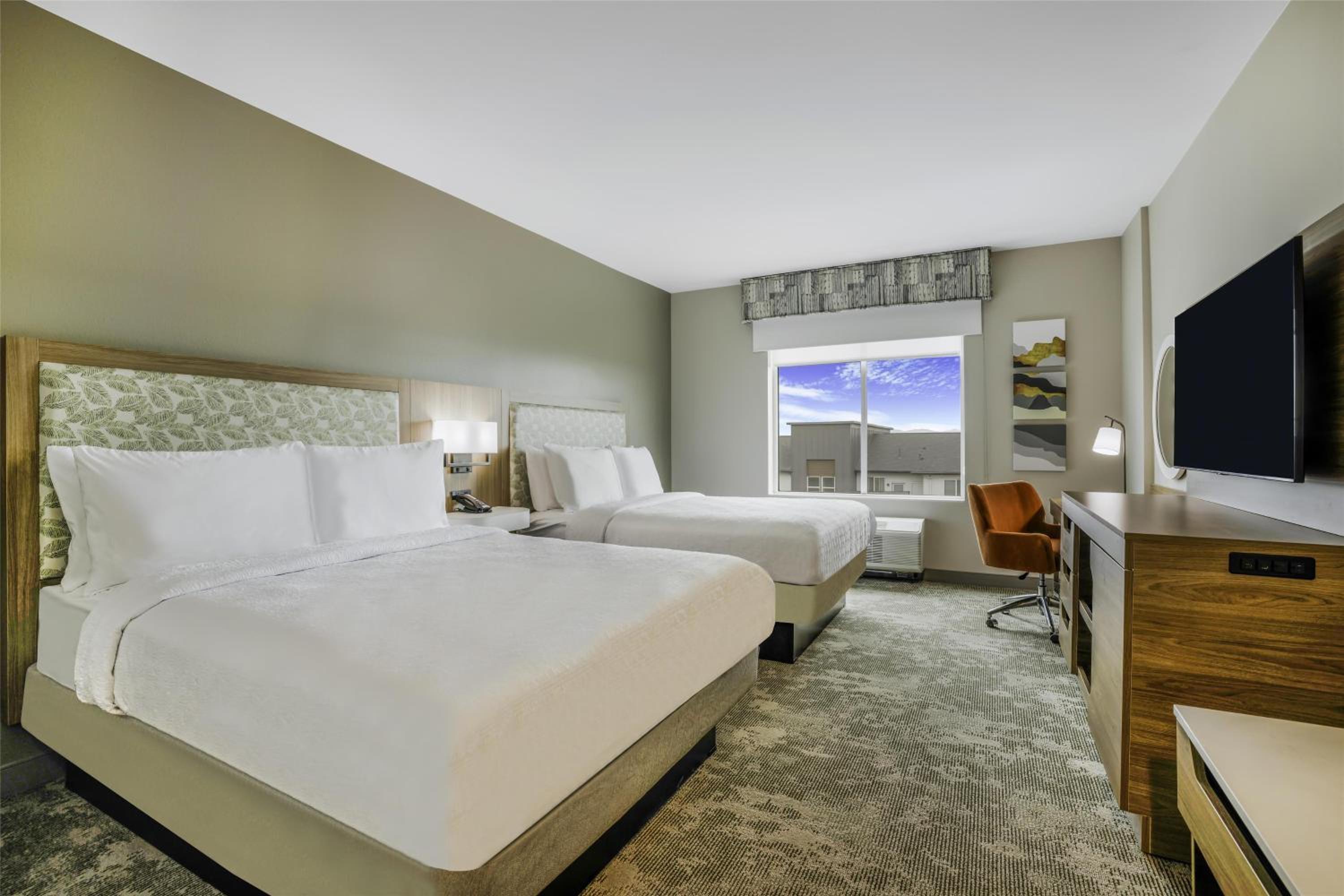 Queen Room with Two Queen Beds - Photo 2