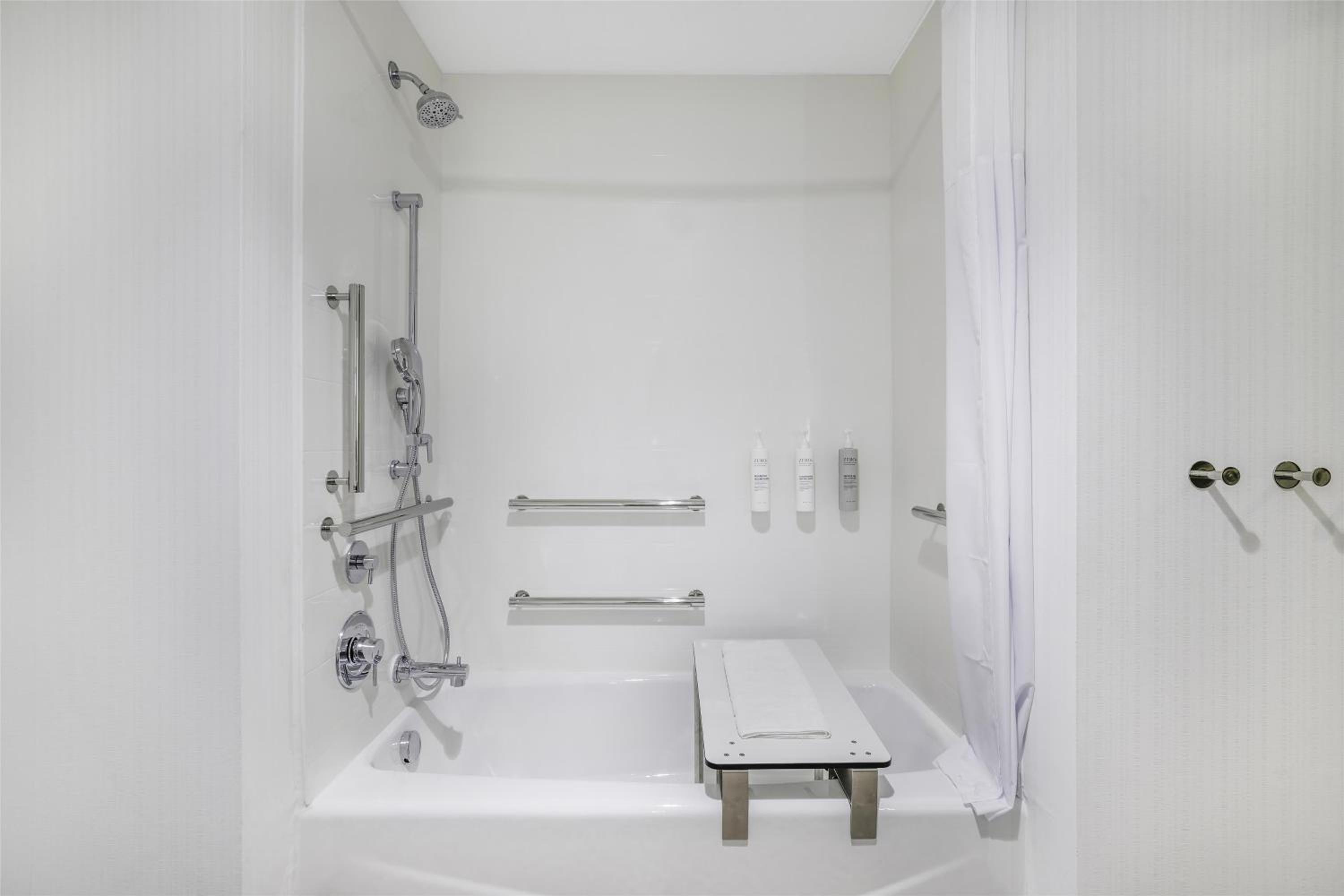 King Room with Tub - Mobility Access - Photo 2