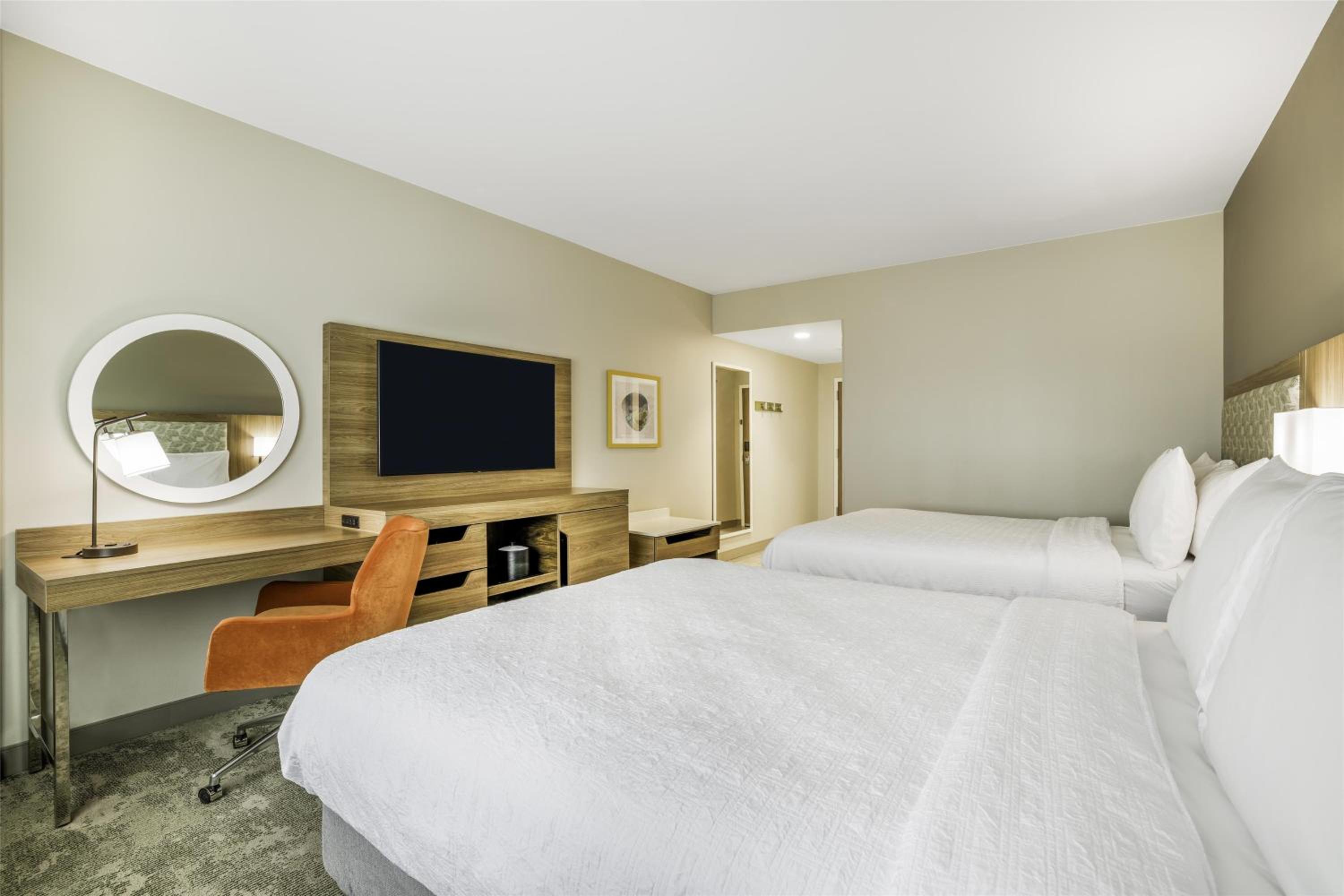 Queen Room with Two Queen Beds - Photo 5