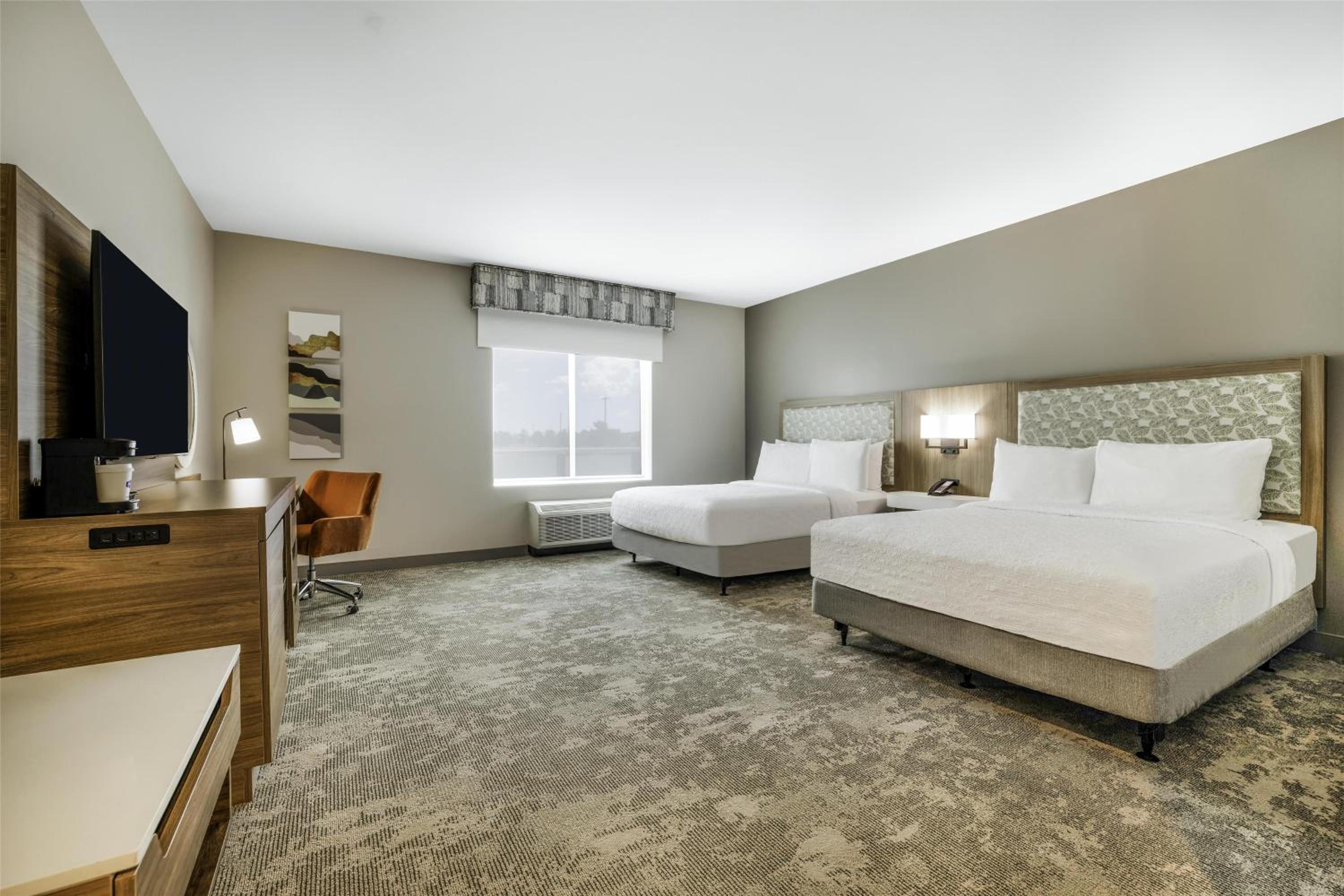 Queen Room with Two Queen Beds and Bath Tub - Mobility Accessible - Photo 4
