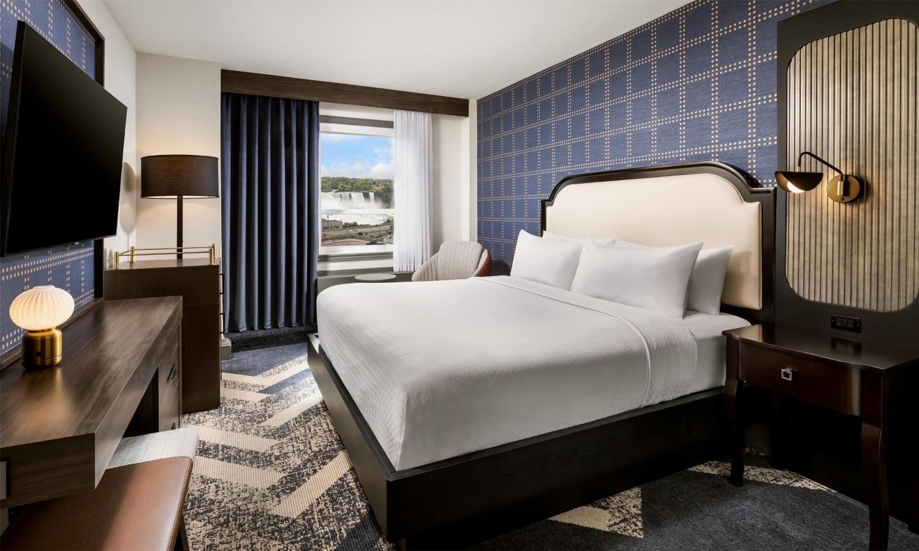 Deluxe King Room with Falls View - Photo 2