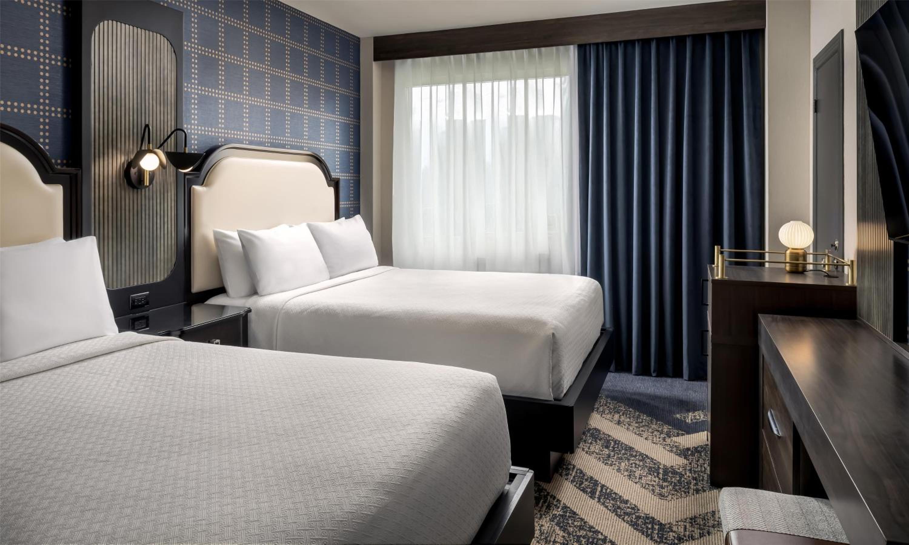 Queen Room with Two Queen Beds - Photo 2