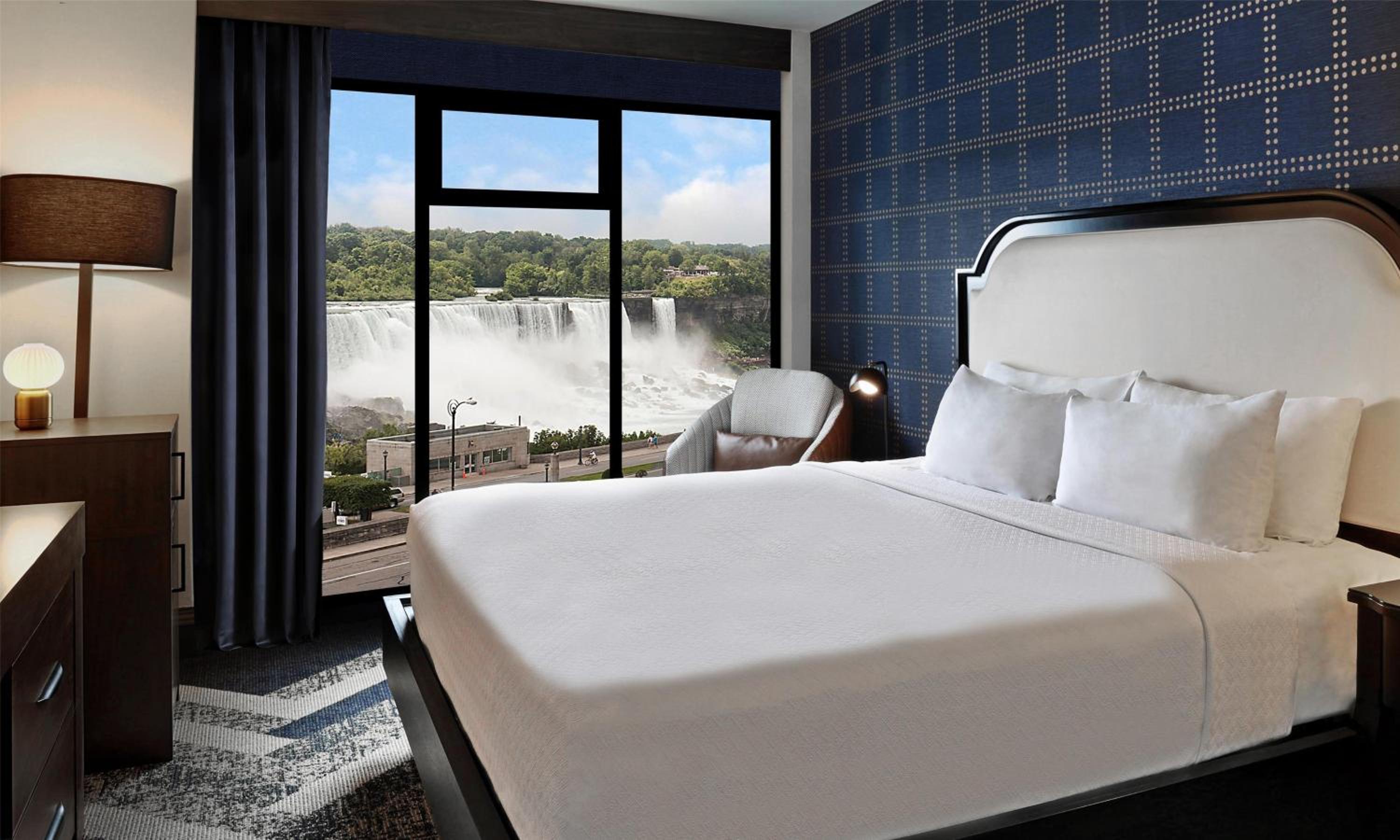 Queen Room with Falls View - Floor to Ceiling Windows - Photo 2
