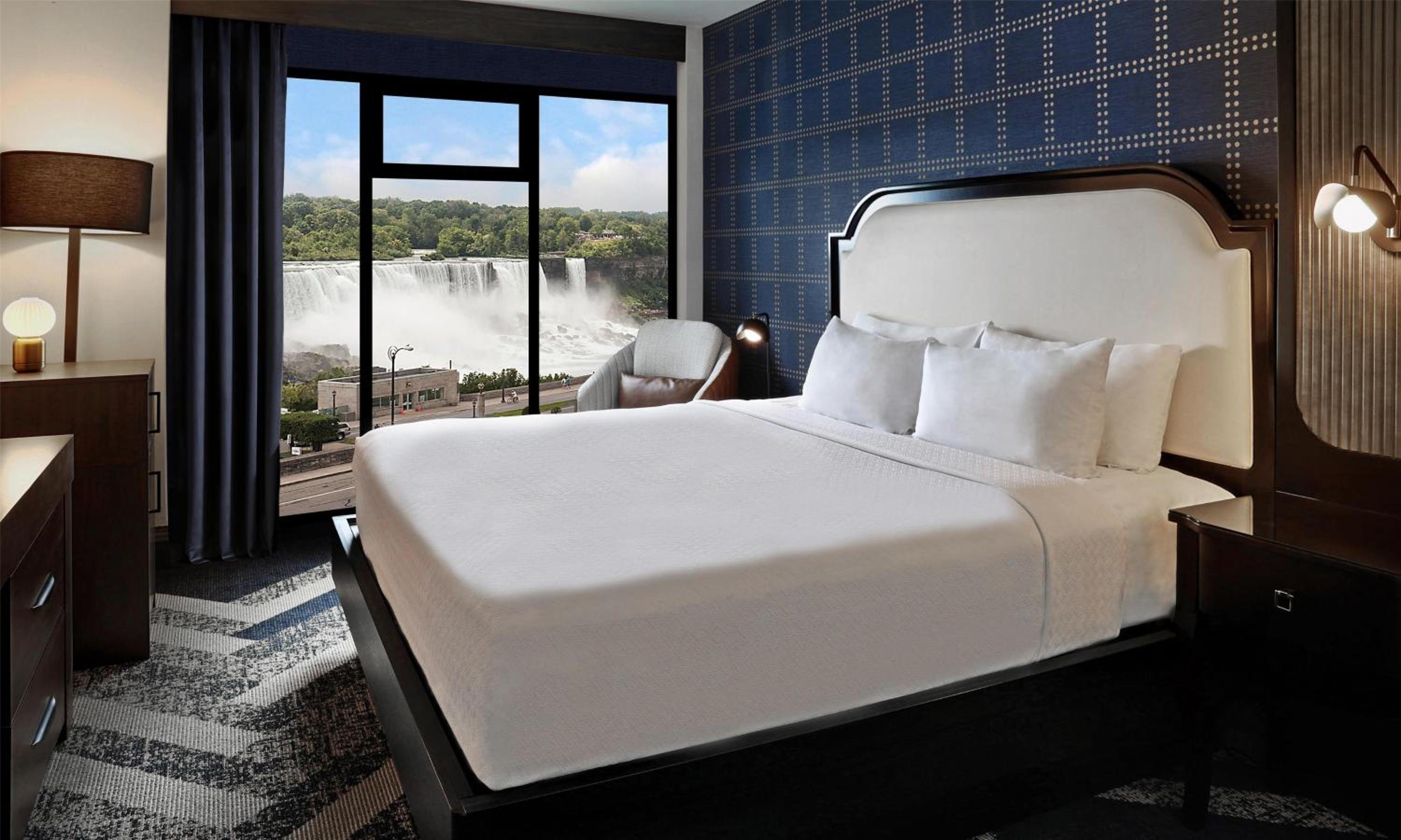 Kind Room with Falls View - Floor to Ceiling Windows photo 2