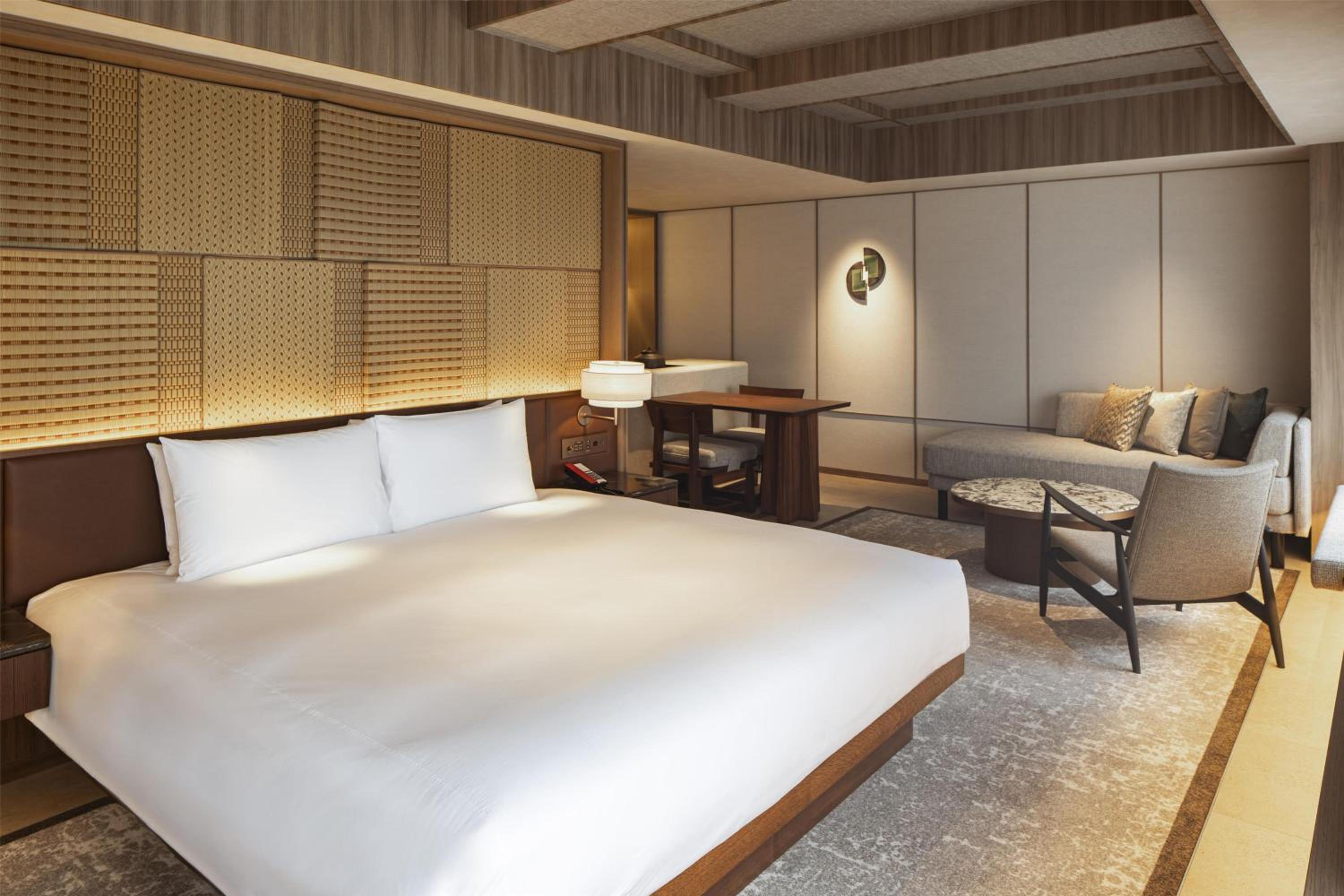 Club Premier King Room - Photo 5